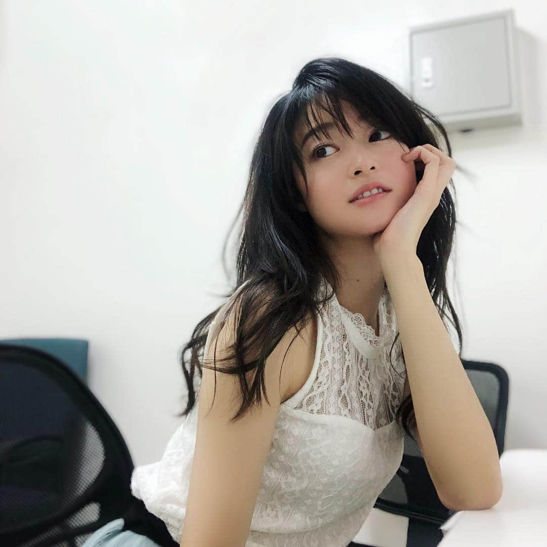 小林涼子さんのインスタグラム写真 - (小林涼子Instagram)「🤭 わかっているけどやめられない そんなとき 肩を叩いてくれる人の声を 聞けるかどうかで 人生は大きく変わるね 🤭 今宵は 20時から テレビ東京系 「駐在刑事」 よかったら🙏🏻 お衣装可愛いけれど 寒かったなぁ〜🤧 植木祥平さんと伊達の薄着じゃい〜 ✨ #テレビ東京 #駐在刑事 #20時 #ドラマ #私も #お洋服好き  #借金取り ##植木祥平 #drama #onair #tonight #8pm #japanesedrama #오늘 #방송 #일본드라마 #많이 #사랑해주세요」11月9日 18時43分 - ryoko_kobayashi_ryoko