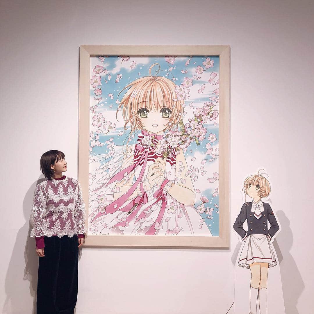 真山朔のインスタグラム：「♡ 🌸ほええええええ🌸 私の幼少期はさくらに夢中だった！ 小学生になったら、私もさくらみたいに ローラースケートで登校するために必死で練習してた⛸  もちろん今でも夢中！全部が好き！！ (知世ちゃんとユエはとくに好き)  #カードキャプターさくら展」