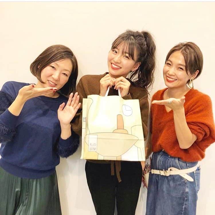 堀加奈子のインスタグラム：「翌日早朝の仕事なのに💦 頑張って来てくれた さえちゃん❤️ . . カット&カラーにアレンジもプラス✨ . また来てね〜🌈遅くなったけどお誕生日おめでとう🎈 . #岡崎紗絵 #ray #hairstyle #color #arrange #happybirthday」