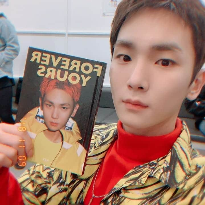 SHINeeさんのインスタグラム写真 - (SHINeeInstagram)「[📸 #Key] 오늘 빛나는 키 솔로 📺뮤직뱅크 첫 방송🌠 함께 해줘서 고마워요!🤩 여러분~ 우리 #ForeverYours MUSICVIDEO STORYBOOK 같이 봅시다!  #키 @bumkeyk #SHINee #샤이니 @shinee」11月9日 19時05分 - shinee