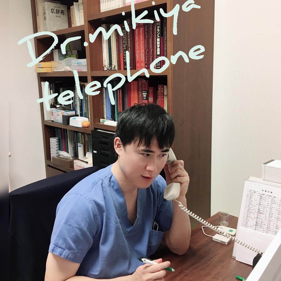 高須クリニック名古屋院さんのインスタグラム写真 - (高須クリニック名古屋院Instagram)「本日の診療の先生は、 高須幹弥Dr @takasumikiya  高須英津子Dr @etsuko_takasu 森本剛Dr @takasuclinic_dr.morimoto です❣️ 本日も診療と施術で一日中大忙しでした✨  年末にかけて先生方の予約状況をご案内いたします💕 年末にかけてたくさんのご予約を頂き、ありがとうございます💕  なんと！11月の予約がいっぱいです⁉️🤭 ↓ でも安心してください！ 12月の予約はまだ空きがありますよ🤗✨ どの先生も大人気のため、予約はすぐに埋まりますよ～✨✨ 予約をご希望の方はお早めにクリニックまでお問い合わせくださいね☝️💕💕 えっっっ⁉️😱 電話の向こう側は幹弥先生が電話に出てる‼️⁉️ 幸運の方は幹弥先生の声が聞けるかもね⁉️🤪笑 ・ ・ ・ 【ご予約・お問い合わせ】 ☎️ 052-564-1187 📩 nagoya@takasu.co.jp 📱 @takasuclinic_nagoya ↑インスタのプロフィール画面からも直接コンタクトが取れます📲 【名古屋院ドクターのアカウント】 幹弥先生📱 @takasumikiya 英津子先生📱 @etsuko_takasu 服部先生📖 https://ameblo.jp/drhattori/ 森本先生📱 @takasuclinic_dr.morimoto 湯田先生📱 @takasu.dr.yuda 佐野先生📱 @takasuclinic_dr.sano ・ #高須クリニック名古屋院 #高須クリニック #高須幹弥 #高須英津子 #美容整形 #整形したい #ヒアルロン酸 #ボトックス #二重 #二重埋没 #二重切開 #ニキビ #ニキビ跡 #たるみ #しみ #そばかす #シワ #ほうれい線 #毛穴 #くすみ #リフトアップ #レーザー治療 #名古屋 #電話 #予約 #受付中」11月9日 19時15分 - takasuclinic_nagoya