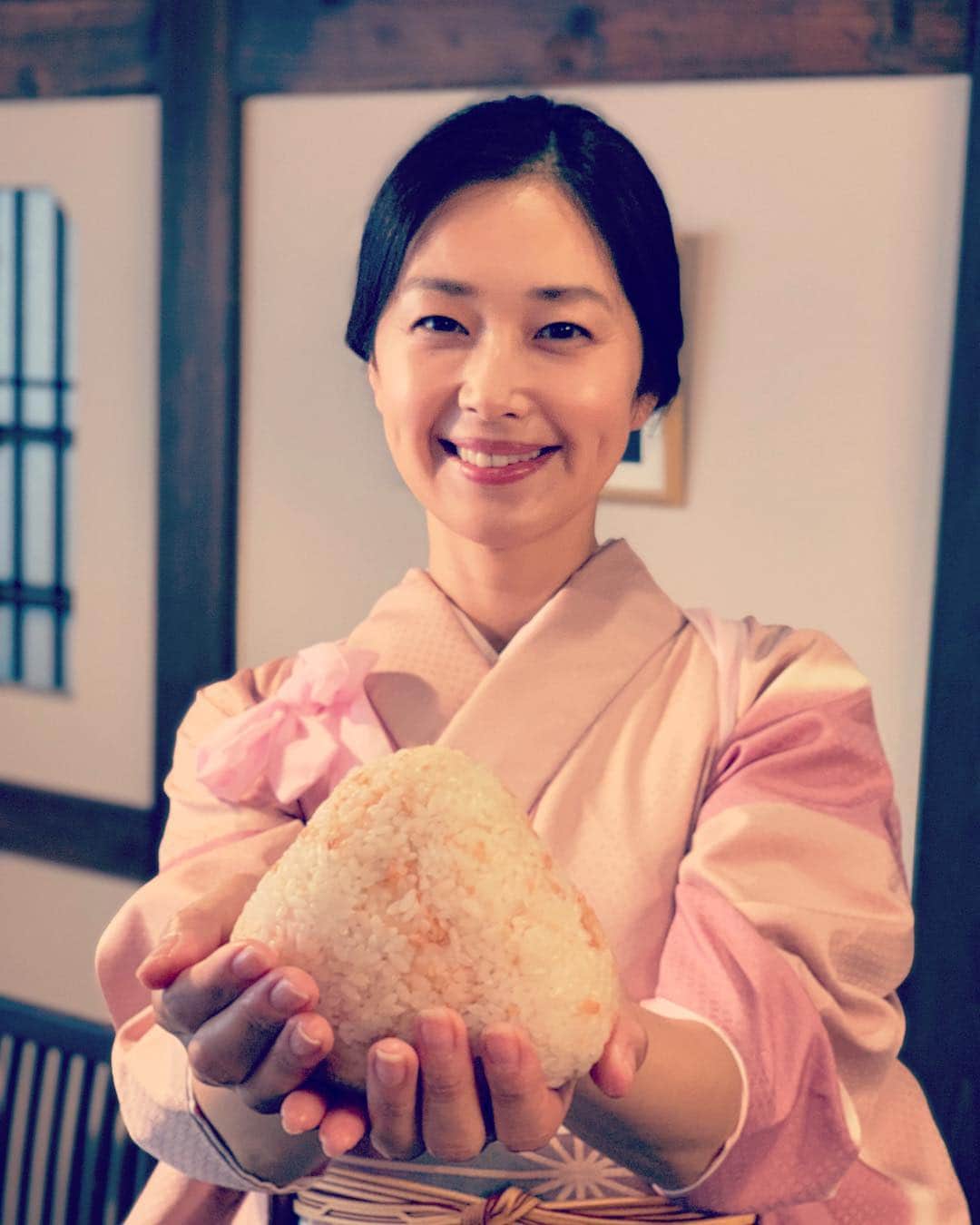 笛木優子のインスタグラム：「初めてのおにぎりw🍙 ウソ  20時より 駐在刑事 第4話 21時より やりすぎ都市伝説  テレビ東京📺  4649 ~~~💁‍♀️💁‍♀️💁‍♀️」