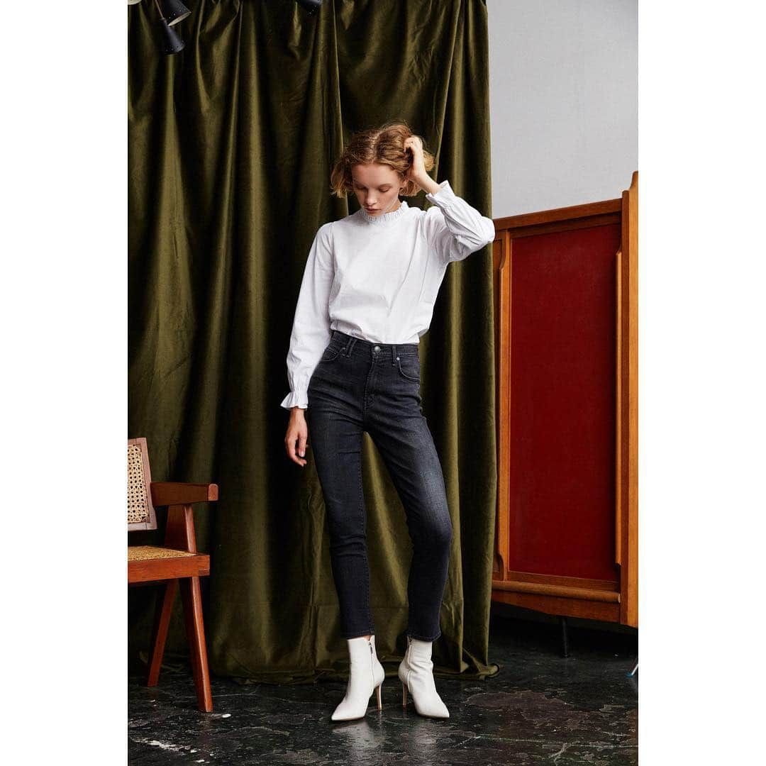 Moname Official Instagramさんのインスタグラム写真 - (Moname Official InstagramInstagram)「#18awcollection . . まっすぐすらりとした美脚を叶えるHIGH RISE SLIM。ヒップまわりを補正するようなパターンメイキングにより、小尻効果も期待でき、ハイライズでも安定感のある穿き心地を実現。 . No. 41182204 col.GRY ¥15,000 . #moname#ハイライズデニム#秋コーデ」11月9日 19時17分 - moname.official