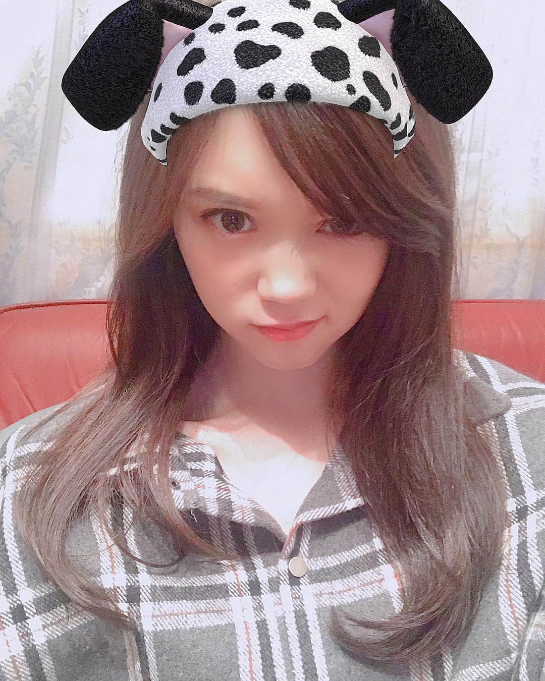 千田麻実のインスタグラム：「. .  ヘアショーに向けて仕込み🍐♡ 透明感あるベージュにしてもらったよ、  １ミクロンも伝わらないな🐩 .  #haircolor #beige #hair #hairstyle」