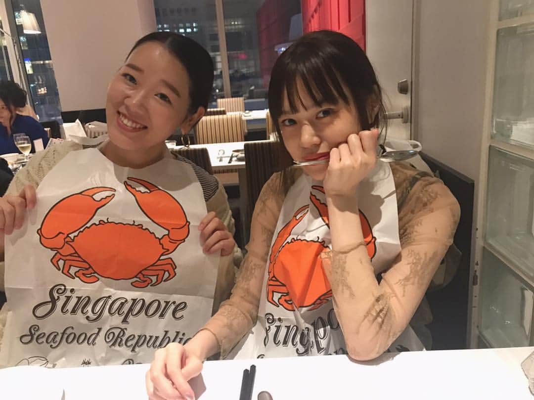 野崎智子さんのインスタグラム写真 - (野崎智子Instagram)「あみちゃんとかにかに🦀🦀 食べてます。 海の食べ物だいすきなのです。 この🦀エプロン可愛い #seafood #crab #me #amichan #yummy」11月9日 19時28分 - tomoconozaki