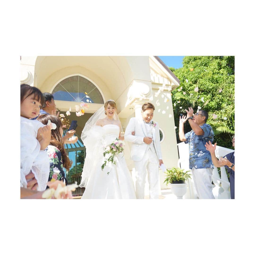 高崎愛梨さんのインスタグラム写真 - (高崎愛梨Instagram)「Sister's wedding ceremony💍✧˖° ： 妹の結婚式でハワイに来てます🤙🏽🕶 キレイになったなぁ…♡ 唯一の妹だからかなぁ、、姉の時とはまた違った感覚の感動があった。 ステキすぎるロケーションが絵になるわぁ♡ なにより家族でまたハワイに来れたこともたまらなく幸せだぁー！ 妹よ、ありがとう。そしておめでとう♡ いい旦那さんに巡り会えてよかった。 末永〜くお幸せに♡ ： #wedding #marriage #hawaii  #sister #妹 #ハワイ婚 #絶景 #新郎新婦 #リムジン #ウェディングケーキ」11月9日 19時51分 - ai6ai3ai0