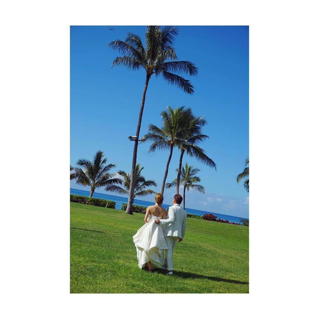 高崎愛梨さんのインスタグラム写真 - (高崎愛梨Instagram)「Sister's wedding ceremony💍✧˖° ： 妹の結婚式でハワイに来てます🤙🏽🕶 キレイになったなぁ…♡ 唯一の妹だからかなぁ、、姉の時とはまた違った感覚の感動があった。 ステキすぎるロケーションが絵になるわぁ♡ なにより家族でまたハワイに来れたこともたまらなく幸せだぁー！ 妹よ、ありがとう。そしておめでとう♡ いい旦那さんに巡り会えてよかった。 末永〜くお幸せに♡ ： #wedding #marriage #hawaii  #sister #妹 #ハワイ婚 #絶景 #新郎新婦 #リムジン #ウェディングケーキ」11月9日 19時51分 - ai6ai3ai0