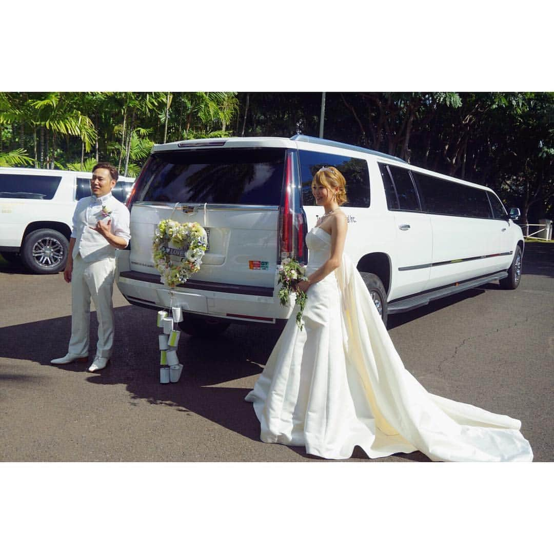 高崎愛梨さんのインスタグラム写真 - (高崎愛梨Instagram)「Sister's wedding ceremony💍✧˖° ： 妹の結婚式でハワイに来てます🤙🏽🕶 キレイになったなぁ…♡ 唯一の妹だからかなぁ、、姉の時とはまた違った感覚の感動があった。 ステキすぎるロケーションが絵になるわぁ♡ なにより家族でまたハワイに来れたこともたまらなく幸せだぁー！ 妹よ、ありがとう。そしておめでとう♡ いい旦那さんに巡り会えてよかった。 末永〜くお幸せに♡ ： #wedding #marriage #hawaii  #sister #妹 #ハワイ婚 #絶景 #新郎新婦 #リムジン #ウェディングケーキ」11月9日 19時51分 - ai6ai3ai0