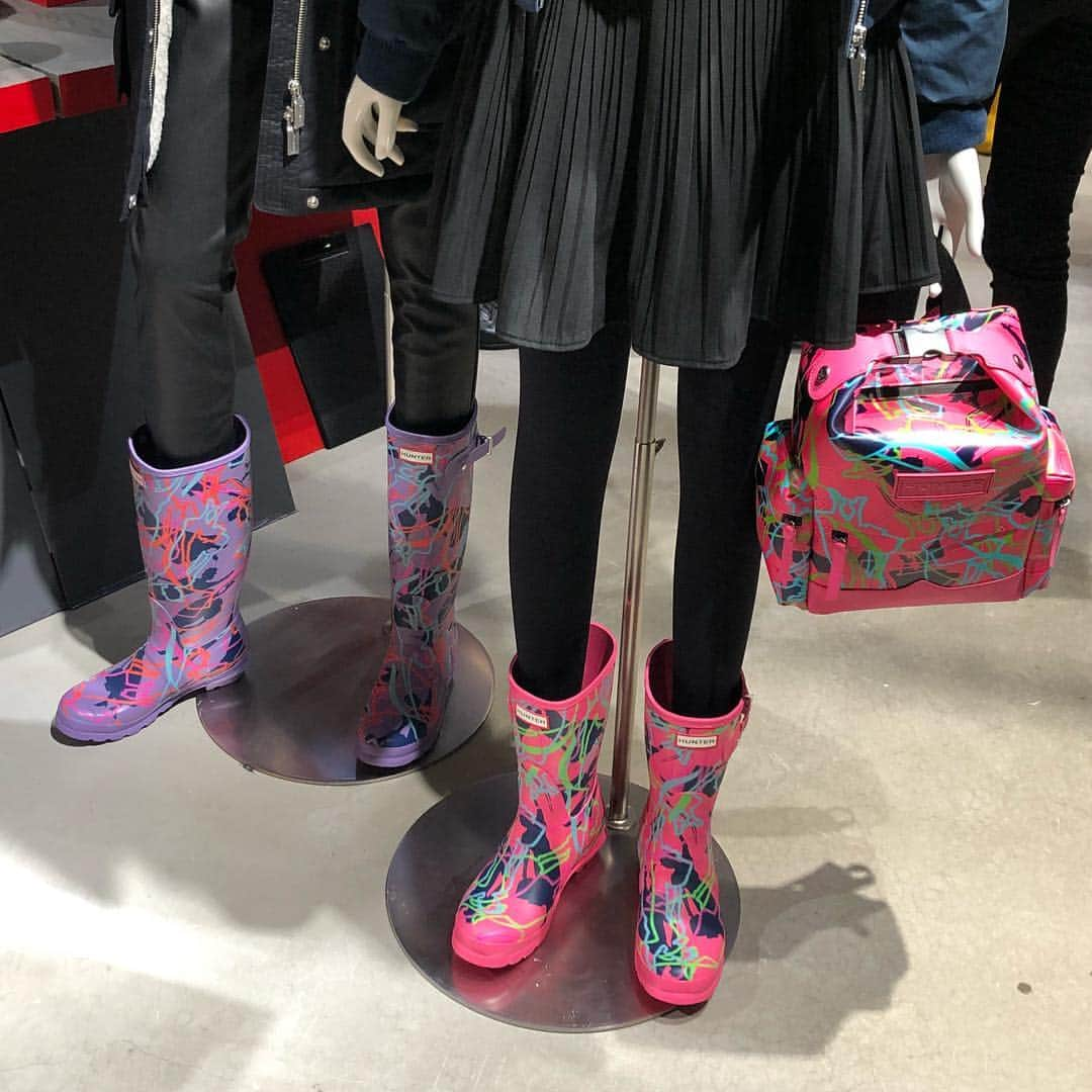 土屋香織さんのインスタグラム写真 - (土屋香織Instagram)「☂︎. HUNTER × Disney MARY POPPINS RETURNS ❁ ❁ ❁ @hunterboots . . HUNTERとディズニーが 初のコラボ。 ローンチイベントへ❉ ❉ ❉ . カラフルで可愛い♡ . #DisneyxHunter #HunterGinza . #hunter #ハンター #disney #ディズニー #メリーポピンズ #メリーポピンズリターンズ #雨の日コーデ  #きれいめカジュアル #いつコ #コーディネート #kaumo_fashion #ponte_fashion #大人コーデ #mineby3mootd #r_fashion #kurashiru #locari #mery #4meee #4yuuu #ママリ #ママリファッション #mamagirl #オトナミューズ #おしゃれさんと繋がりたい #ディズニー好きな人と繋がりたい」11月9日 20時01分 - kaorintsuchiya