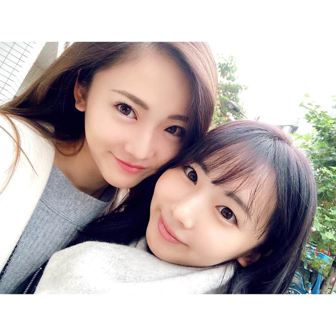 姫野れみのインスタグラム：「今日の撮影は妹のまほも一緒に👭❤︎ お仕事で姉妹共演は初✨台本の友達設定を 姉妹設定に変えて呼んで頂きました!! とっても嬉しい😭ありがとうございます🙇🏼‍♀️ CMですっぴんは逆になかなかない経験なので、 今のうち!!と思って2人のすっぴんCMお楽しみに😂 ※ちなみに最初のこの時はメイクありです💄❤︎ ・ #shooting #cm #撮影 #姉妹 #初共演」