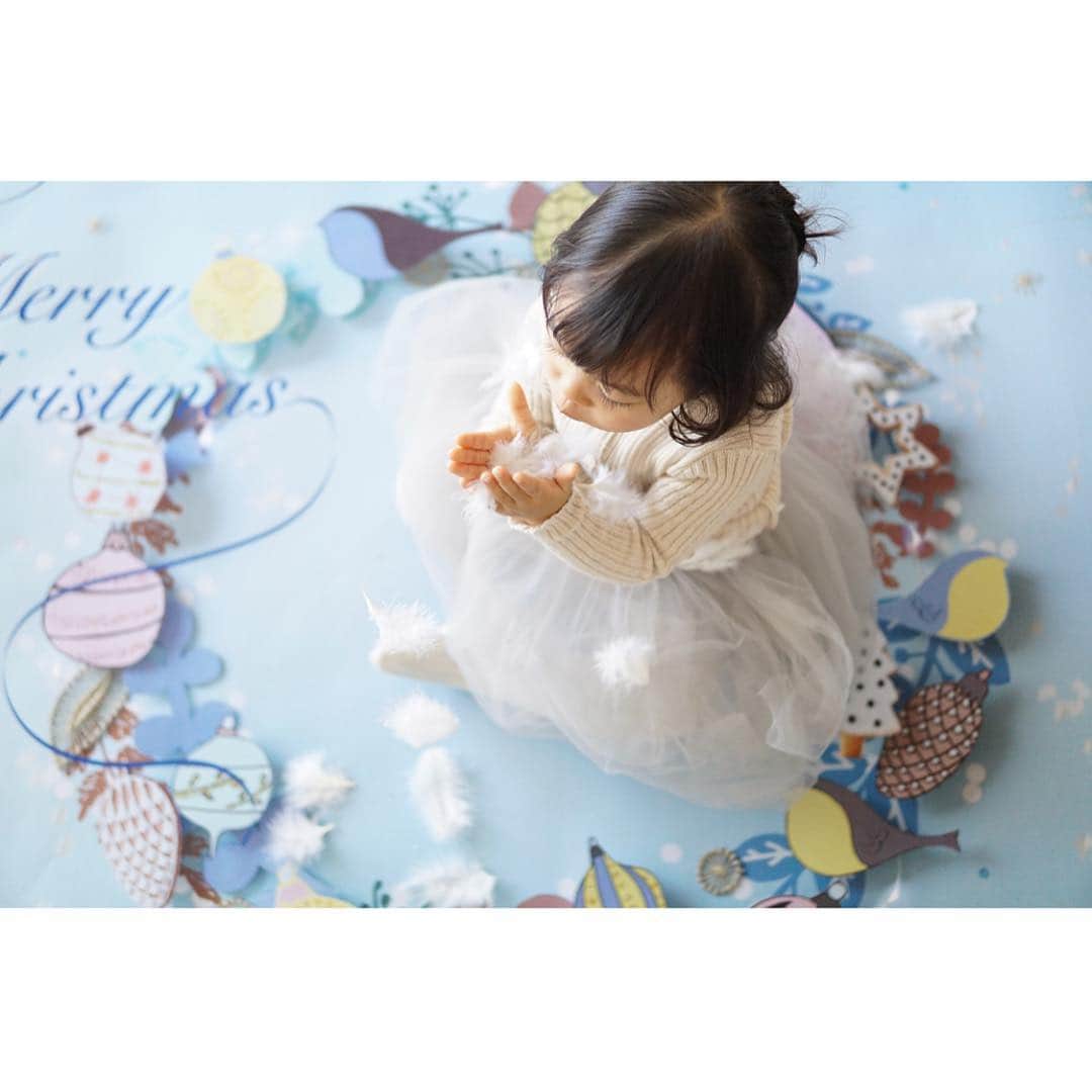 gracocoro Ryoko ONLINE SHOP＜グラこころ＞さんのインスタグラム写真 - (gracocoro Ryoko ONLINE SHOP＜グラこころ＞Instagram)「凛としたクリスマスの空に、天使の羽をふわりと舞わせて👼💕 こちらは、 @nao_o_ さんが撮影してくれたもの。 ・ ＜Holy night＞のデザインに 羽というアイテムがひとつ加わることで、 クリスマスの神聖な雰囲気にぴったりの とっても素敵なクリスマスフォトに✨ ・ また、＜Holy night＞は オーナメントやアイシングクッキーなど かわいらしいアイテムで作った クリスマスリースをイメージしたデザインですが 床に敷いて真ん中に座ることで お子様がとっても映えますよね✨ ・ 羽は、東急ハンズや手芸店など、 クラフト資材を扱うお店の他、 Amazonや楽天などで ウエディンググッズとしての取り扱いや この季節なら100円ショップなどで みかける場合も。 ・ お子様のピュアな雰囲気たっぷりのお写真に ぜひ活用したいですね👼 ・ おうち撮影の世界観をぐっと高める アイテムたち。 こんな風に、おうち撮影をさらに本格的にする 5つのアイディアを お客様のお写真を中心に #グラこころのアイディアノート  として分かりやすくまとめました🤗 どれもとってもとりいれやすいのに、 可愛さは抜群！ ・ 第一弾のクリスマス&お正月シリーズのお届けを スタートしていますが、 ぜひ撮影の参考にしていただけると嬉しいです💕 ・ ・ ・ トップページリンクHPから チェックしてみてくださいね👀✔️💕 ・ 👉 @gracocoryoko ・ #グラこころのアイディアノート 📝 もっとフォトジェニックに！グラこころのクリスマスと相性抜群のアイテム５選 ・ ・ ・ 🎄🎅グラこころのクリスマス&お正月次回受付🐗🎍 大変多くのお問い合わせありがとうございます✨ 次回の受付は決まり次第IGでお知らせしますが、 オンラインショップ各商品ページの ＜再入荷リクエスト＞を押していただくと お知らせが届きます📩あわせてご利用ください😊 ※メールアドレスの誤り、 メールの受信設定にはご注意ください。 ・ ・ Special thanks ♡ pic by @nao_o_ written by @mihoyaji ・ ・ #親バカ部 #ママライフ #ママカメラ #パパカメラ #家族写真 #カメラ好き #女の子ママ #新米ママ#キッズファッション  #グラこころ #おうち写真館 #男の子ママ #男の子ベビー #女の子ベビー #gracocoro #クリスマスフォト #はじめてのクリスマス #グラこころのクリスマス #クリスマス2018 #christmas2018 #クリスマスパーティー #クリスマス準備 #クリスマス限定 #キッズドレス #女の子ファッション #女の子コーデ #姉妹 #姉妹コーデ #姉妹ママ」11月9日 20時16分 - gracocoryoko