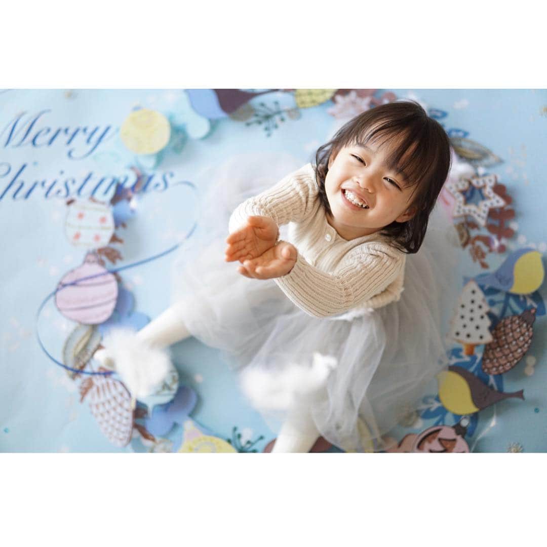 gracocoro Ryoko ONLINE SHOP＜グラこころ＞さんのインスタグラム写真 - (gracocoro Ryoko ONLINE SHOP＜グラこころ＞Instagram)「凛としたクリスマスの空に、天使の羽をふわりと舞わせて👼💕 こちらは、 @nao_o_ さんが撮影してくれたもの。 ・ ＜Holy night＞のデザインに 羽というアイテムがひとつ加わることで、 クリスマスの神聖な雰囲気にぴったりの とっても素敵なクリスマスフォトに✨ ・ また、＜Holy night＞は オーナメントやアイシングクッキーなど かわいらしいアイテムで作った クリスマスリースをイメージしたデザインですが 床に敷いて真ん中に座ることで お子様がとっても映えますよね✨ ・ 羽は、東急ハンズや手芸店など、 クラフト資材を扱うお店の他、 Amazonや楽天などで ウエディンググッズとしての取り扱いや この季節なら100円ショップなどで みかける場合も。 ・ お子様のピュアな雰囲気たっぷりのお写真に ぜひ活用したいですね👼 ・ おうち撮影の世界観をぐっと高める アイテムたち。 こんな風に、おうち撮影をさらに本格的にする 5つのアイディアを お客様のお写真を中心に #グラこころのアイディアノート  として分かりやすくまとめました🤗 どれもとってもとりいれやすいのに、 可愛さは抜群！ ・ 第一弾のクリスマス&お正月シリーズのお届けを スタートしていますが、 ぜひ撮影の参考にしていただけると嬉しいです💕 ・ ・ ・ トップページリンクHPから チェックしてみてくださいね👀✔️💕 ・ 👉 @gracocoryoko ・ #グラこころのアイディアノート 📝 もっとフォトジェニックに！グラこころのクリスマスと相性抜群のアイテム５選 ・ ・ ・ 🎄🎅グラこころのクリスマス&お正月次回受付🐗🎍 大変多くのお問い合わせありがとうございます✨ 次回の受付は決まり次第IGでお知らせしますが、 オンラインショップ各商品ページの ＜再入荷リクエスト＞を押していただくと お知らせが届きます📩あわせてご利用ください😊 ※メールアドレスの誤り、 メールの受信設定にはご注意ください。 ・ ・ Special thanks ♡ pic by @nao_o_ written by @mihoyaji ・ ・ #親バカ部 #ママライフ #ママカメラ #パパカメラ #家族写真 #カメラ好き #女の子ママ #新米ママ#キッズファッション  #グラこころ #おうち写真館 #男の子ママ #男の子ベビー #女の子ベビー #gracocoro #クリスマスフォト #はじめてのクリスマス #グラこころのクリスマス #クリスマス2018 #christmas2018 #クリスマスパーティー #クリスマス準備 #クリスマス限定 #キッズドレス #女の子ファッション #女の子コーデ #姉妹 #姉妹コーデ #姉妹ママ」11月9日 20時16分 - gracocoryoko