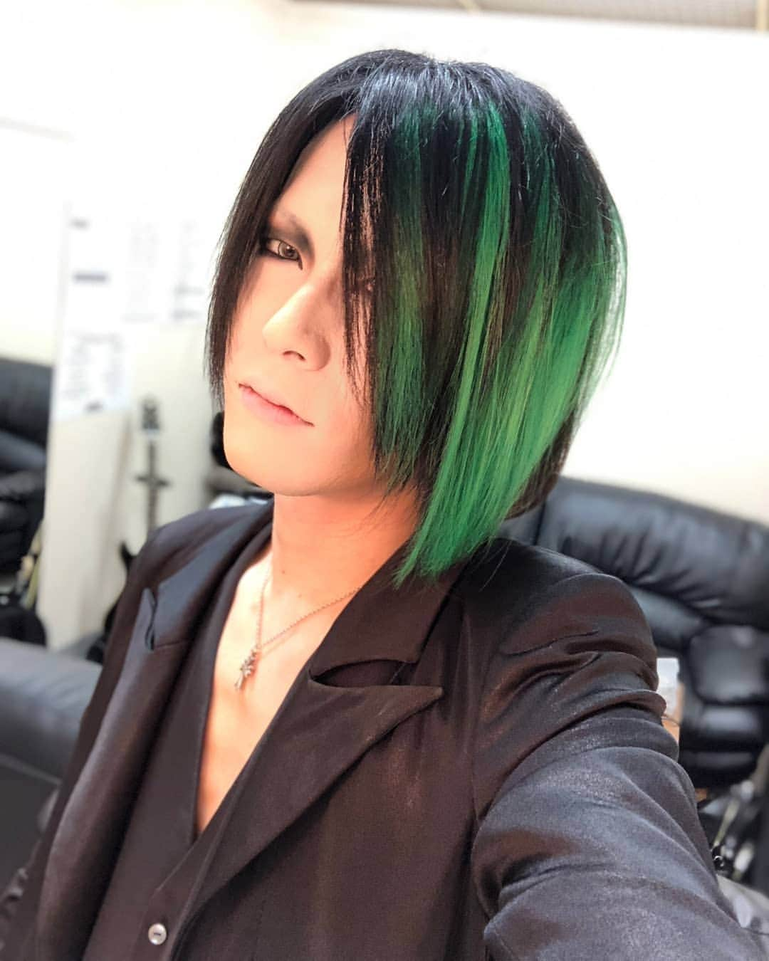 the GazettEのインスタグラム：「Lovely duck 🦆😃 #uruha #thegazette #new #newpic #ninth #2018 #newphoto #green #pscompany #like #follow #gazetto #tokyo #japan #japanmusic #jrock #kouyoutakashima #高島宏陽 #duck #band #aoi #kai #ruki #reita #vkei #visualkei #lovely」