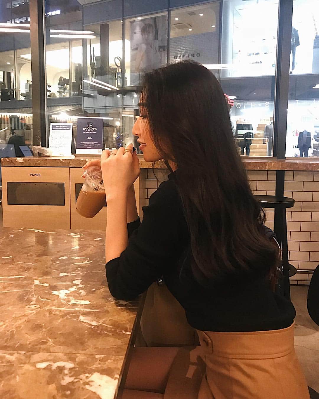 のインスタグラム：「. まなに紹介してもらって 初めましての @addict_mabashi さん😊 . 赤みは消してほしいけど 青っぽいのもやだって言う わがままな注文だったけど 本当に地毛みたいで綺麗な色😍 トリートメントもしてもらってサラサラ〜♥︎ . #hair #addict #アディクト #ヘアスタイル #ヘア #表参道」