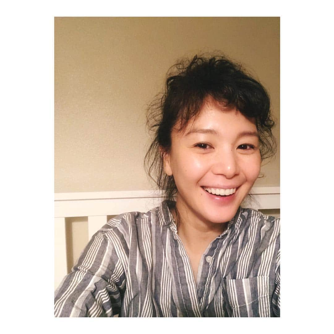 知花くららさんのインスタグラム写真 - (知花くららInstagram)「この間、撮影でくるくるヘアに😂そばかすにオーバーオールが必要だな😎 ・ いろいろ頂いているご質問、すぐお答えできずすみません…少しずつお答えして参ろうかとm(_ _)m しばしお待ち下さい🙇‍♂️ ・ ・ 先日の投稿のお洋服ですが、ニットは #MSGM のメンズ、それからスカートは #archi  でした👍・ ・ #あっという間に今週が終わる #nhk文化センター青山教室 #明日講演します #皆様にお会いできるのを楽しみにしております #」11月9日 20時40分 - chibanakurara.official