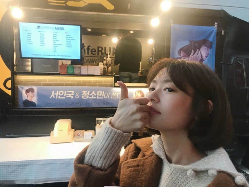 チョン・ソミンさんのインスタグラム写真 - (チョン・ソミンInstagram)「☕️감사합니다  감독님덕분에 추운 날 따뜻한 차와 커피로 맘까지 따뜻해졌어요🌷 감동의 눙무리😭😭😭😭 #연상호감독님 #하늘에서내리는1억개의별」11月9日 21時22分 - somin_jj