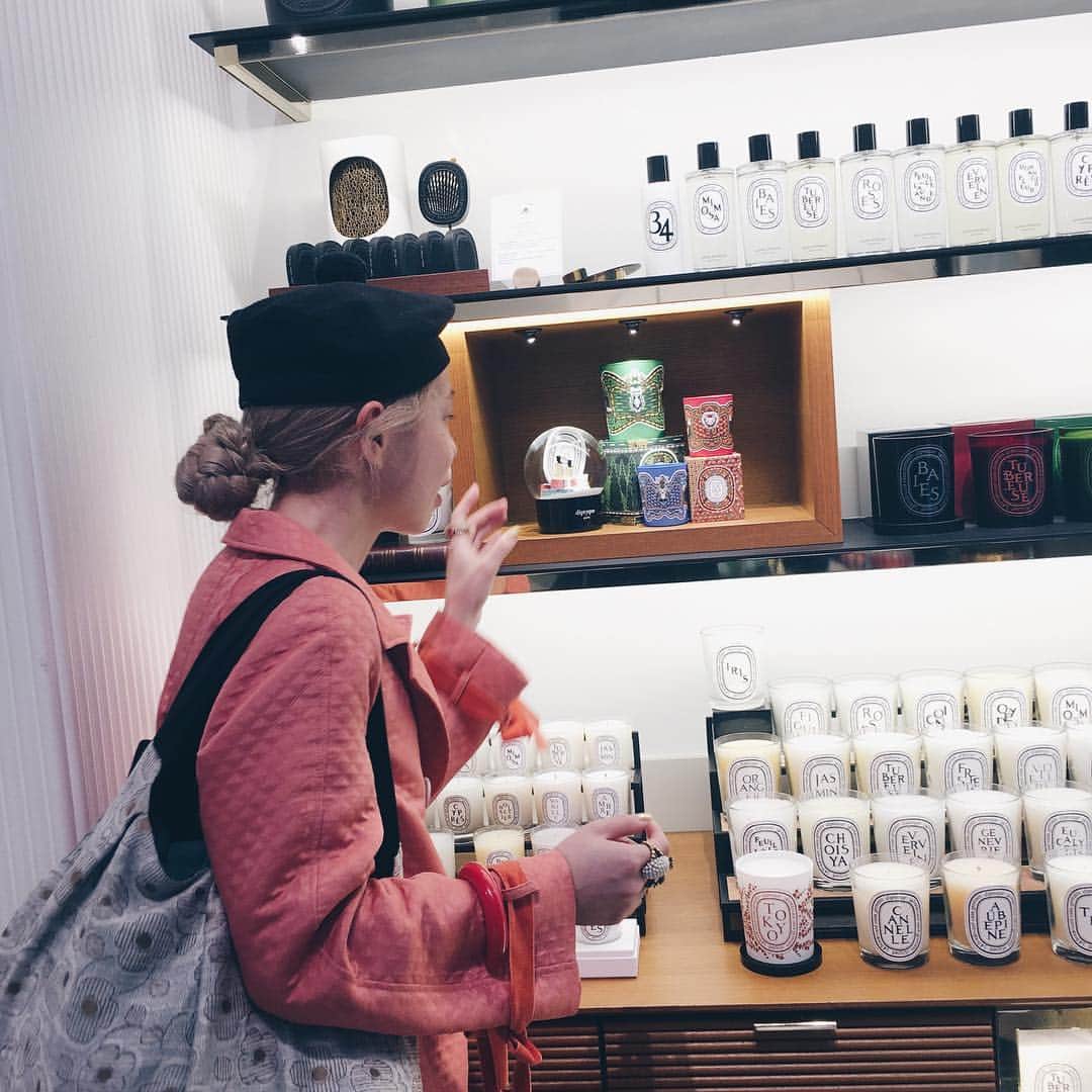 佐々木茜さんのインスタグラム写真 - (佐々木茜Instagram)「. . 11/8にオープンしたばかりの ディプティック丸の内店におじゃましました🌿 . 大きなシェードのあるエントランスをくぐると天井が高くて広々とした空間がひろがっていて、 素敵な香りに包まれるのが幸せでついつい長居してしまいました。 他の店舗も素敵ですが、丸の内店、どこか伝統的な日本らしさを感じて落ち着きました。かなり好き・・🌿 . 毎年楽しみにしているウィンターコレクションのカラーキャンドルパッケージ、今年はピエール・マリーとのコラボで😱💛 描かれた精霊たちが可愛すぎてどうしましょう🌿 そして、大きなスノードームのオブジェの中のイラストたちも、ずーっと見つめていたくなる可愛さです。 . 最近はずーっとクリスマスソングばかり聴いているので今夜から寝室のキャンドルもこれに変えます🕯 . 自分にはもちろん、プレゼントにもぴったりなのでまたゆっくり見に行こうかなと思います🌿 3枚目の画像に写ってる、スペシャルなアドヴェント、欲しい、、😭🌿 . 6枚目の間抜けな顔の私は、可愛すぎるスノードーム（7枚目の写真）を見つけてニヤニヤしながら近づいているところです☺️ スノードームもツリーも本当に素敵なの、見て欲しいな🎄 . . #diptyque #ディプティック #ディプティック丸の内 #クリスマスコフレ」11月9日 21時49分 - akane_madder2