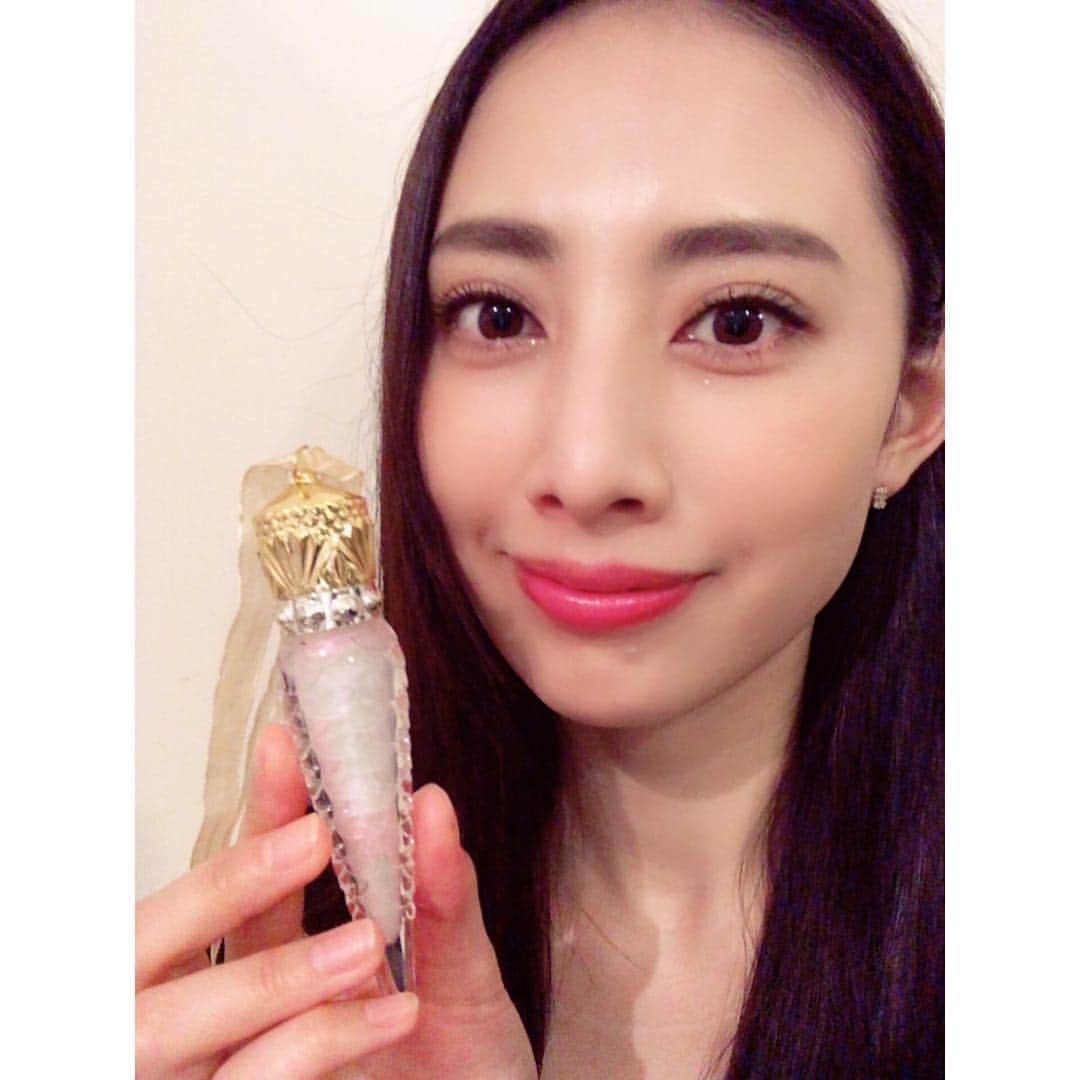 島村まみさんのインスタグラム写真 - (島村まみInstagram)「クリスチャンルブタンのルビラックリップグロス👄クリスタルクイーン113L 透明なので赤リップの上に重ねてみました。 ミラーのような輝く艶にピンクのホログラムが入っていて宝石のようにキラキラで美しいです✨ ネックレスになるようシルクリボンがついています✨  #ボーテルブタン#ルビラックリップグロス#louboutinlipstick」11月9日 21時45分 - mami_shimamura