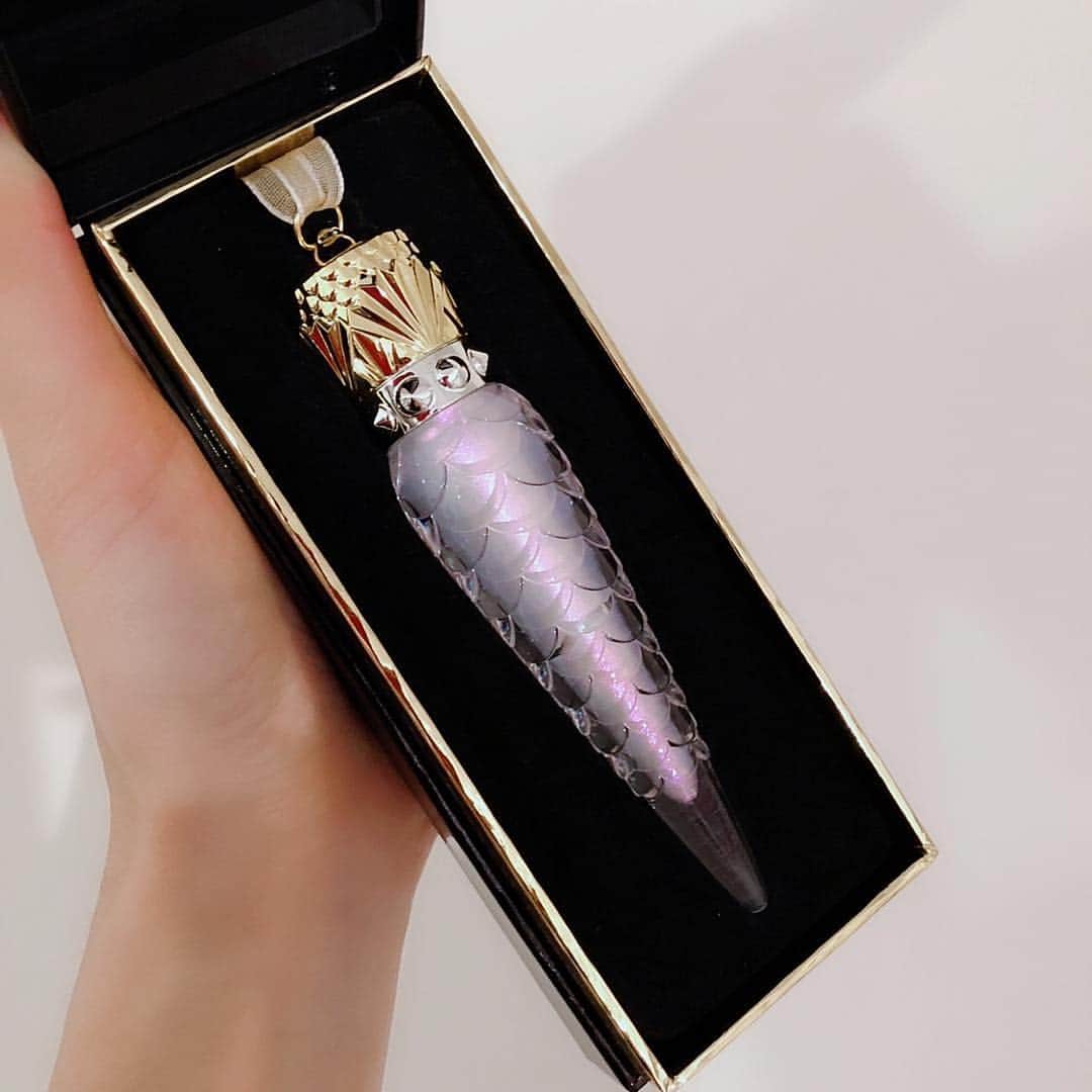 島村まみさんのインスタグラム写真 - (島村まみInstagram)「クリスチャンルブタンのルビラックリップグロス👄クリスタルクイーン113L 透明なので赤リップの上に重ねてみました。 ミラーのような輝く艶にピンクのホログラムが入っていて宝石のようにキラキラで美しいです✨ ネックレスになるようシルクリボンがついています✨  #ボーテルブタン#ルビラックリップグロス#louboutinlipstick」11月9日 21時45分 - mami_shimamura