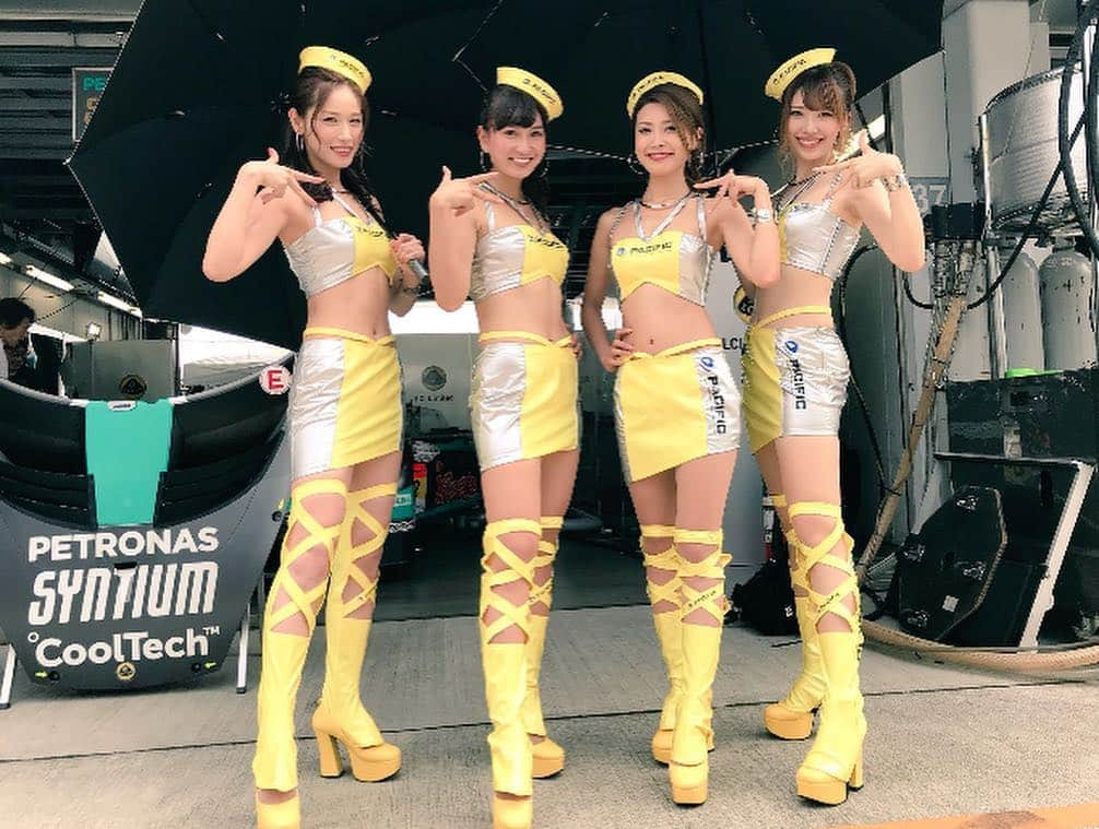 まあみさんのインスタグラム写真 - (まあみInstagram)「明日、明後日は SUPER GT 最終戦‼️😢 あれ？どうしたんだ😢うるうるしとる😢😭 4人全員揃うのに、今回で最後だなんて悲しすぎる(;Д;) たくさんの思い出を、笑顔をありがとう😭💓明日、明後日頑張るぞ😍らぶ💛🧜‍♀️ * * #supergt#gt#茂木#もてぎ#もてぎサーキット#サーキット#レース#team#pacific#rq#レースクイーン#パシフィック#pacificmermaids#yellow#コスチューム#2号車#carstokaidream28#green#lotus#私たちパシフィックマーメイズです#💛」11月9日 21時46分 - maami_1125