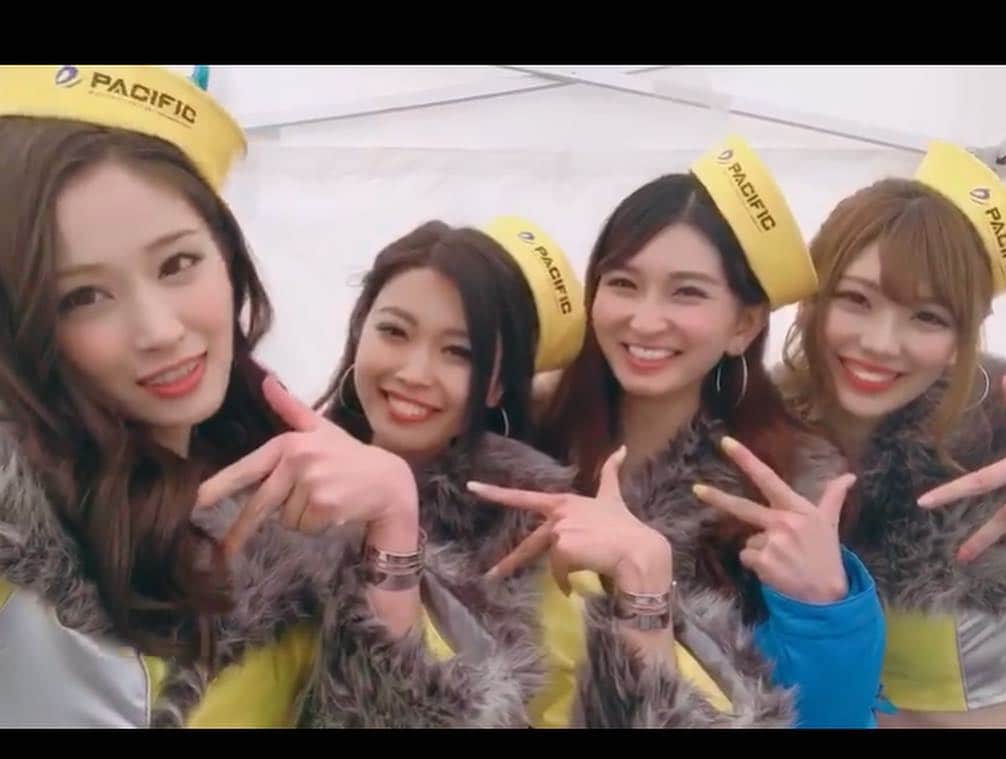 のインスタグラム：「明日、明後日は SUPER GT 最終戦‼️😢 あれ？どうしたんだ😢うるうるしとる😢😭 4人全員揃うのに、今回で最後だなんて悲しすぎる(;Д;) たくさんの思い出を、笑顔をありがとう😭💓明日、明後日頑張るぞ😍らぶ💛🧜‍♀️ * * #supergt#gt#茂木#もてぎ#もてぎサーキット#サーキット#レース#team#pacific#rq#レースクイーン#パシフィック#pacificmermaids#yellow#コスチューム#2号車#carstokaidream28#green#lotus#私たちパシフィックマーメイズです#💛」