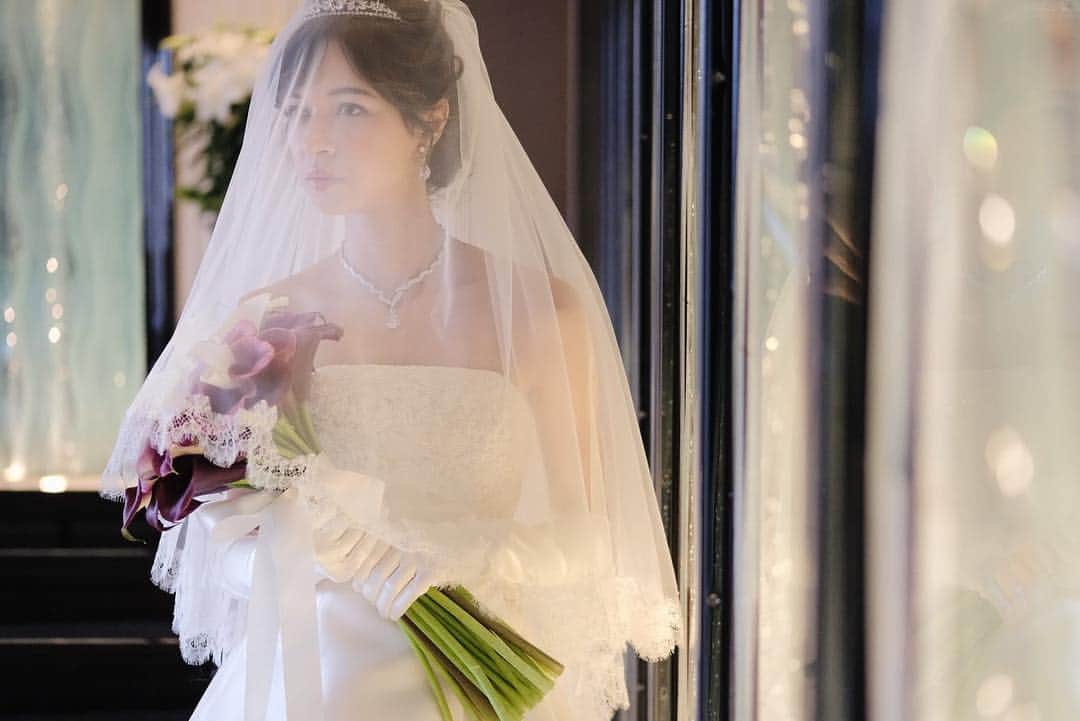 ザ・リッツ・カールトン東京 ウエディングのインスタグラム：「チャペルのスワロフスキーが、花嫁の姿をより美しく輝かせます👰🏻✨ #リッツカールトン東京 #ジェニュインウエディング #ホテルウエディング #ritzcarltontokyo #genuinewedding #wedding」