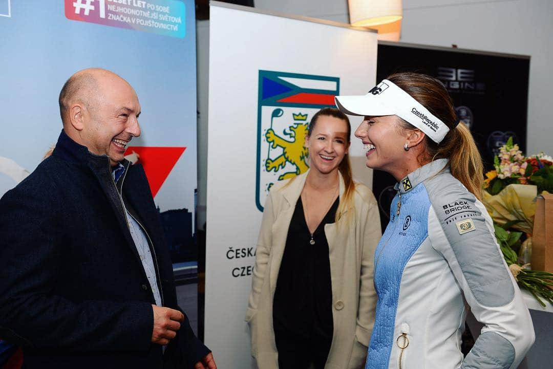 クララ・スピルコバさんのインスタグラム写真 - (クララ・スピルコバInstagram)「All smiles 🤣😃#pressconference @volvocarczechrepublic @cesky.golf @kpmg_cz @kpmggolf @bognerfashion @blackbridgegolf @axa @raiffeisenbank_cz @ascdukla @titleist #engineprague 📸 @mkabat」11月9日 22時10分 - spilkovaklara