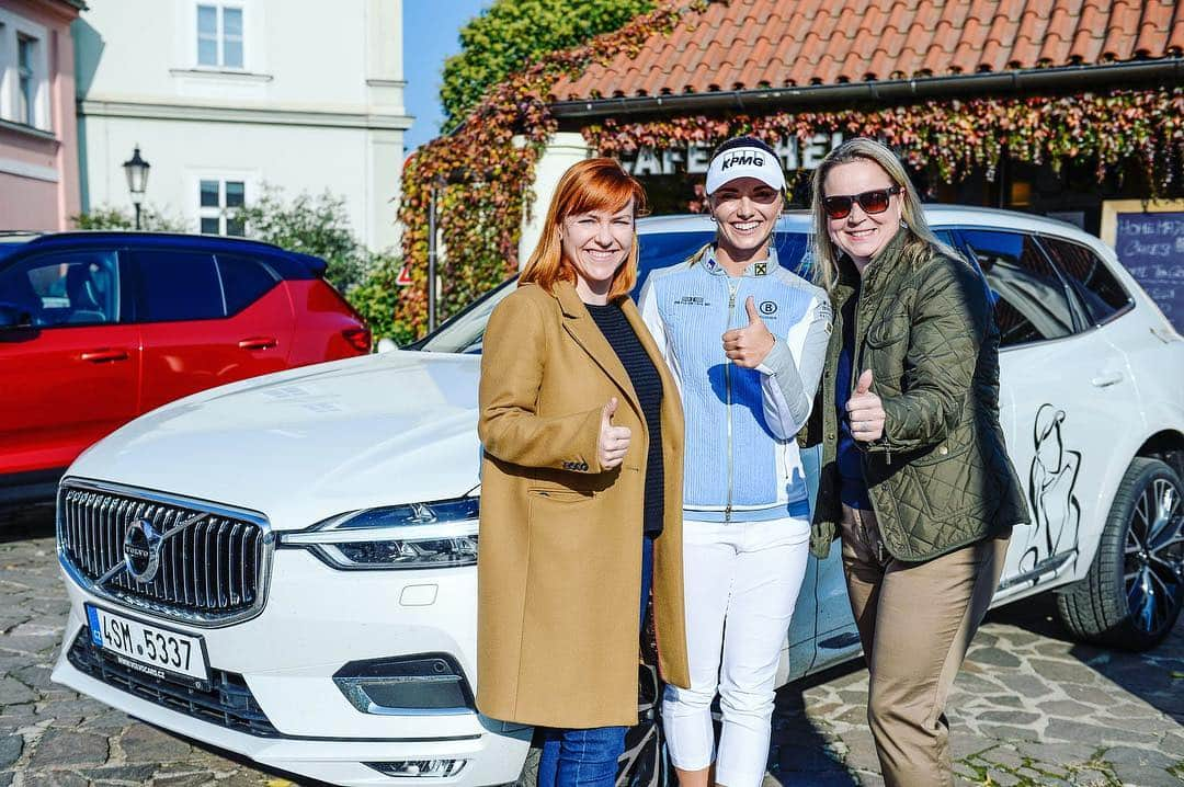 クララ・スピルコバさんのインスタグラム写真 - (クララ・スピルコバInstagram)「All smiles 🤣😃#pressconference @volvocarczechrepublic @cesky.golf @kpmg_cz @kpmggolf @bognerfashion @blackbridgegolf @axa @raiffeisenbank_cz @ascdukla @titleist #engineprague 📸 @mkabat」11月9日 22時10分 - spilkovaklara