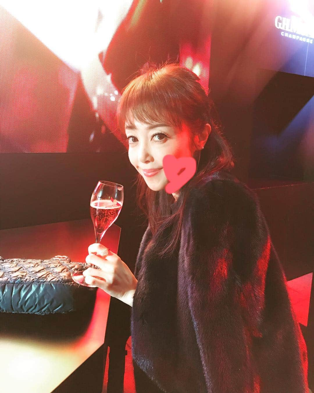 麻生あくらさんのインスタグラム写真 - (麻生あくらInstagram)「お外で🍾❤️into the fur season💋💋💋🐷 #akurarobe#akurarobefur#royalbluemink #mummclub#champagne @akurarobe_official」11月9日 22時08分 - akura_akura