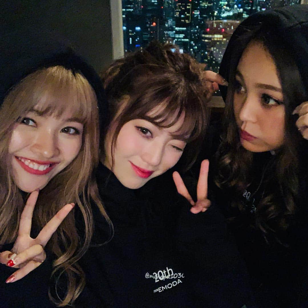 徳本夏恵（なちょす）さんのインスタグラム写真 - (徳本夏恵（なちょす）Instagram)「忙しそうにしてたみちょぱさんになかなか話かけられないで、3人でぽつんしてたわたしたち。笑 みちょぱさんパーカー。にやにや。❤︎ . #japan#tokyo#tokyotawer🗼」11月9日 22時29分 - nachos_kimono