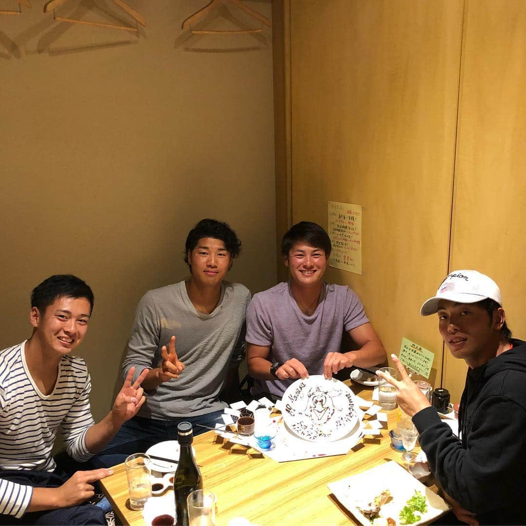 野澤佑斗さんのインスタグラム写真 - (野澤佑斗Instagram)「酒蔵あおきに行ってきました。 笠谷さんご馳走さまでした。 すごく美味しいので 皆さんも行ってみてください。 #酒蔵あおき #笠谷俊介#中村晨 #渡辺健史#野澤佑斗 #お祝いまでしていただいた」11月9日 22時34分 - yutonozawa1106