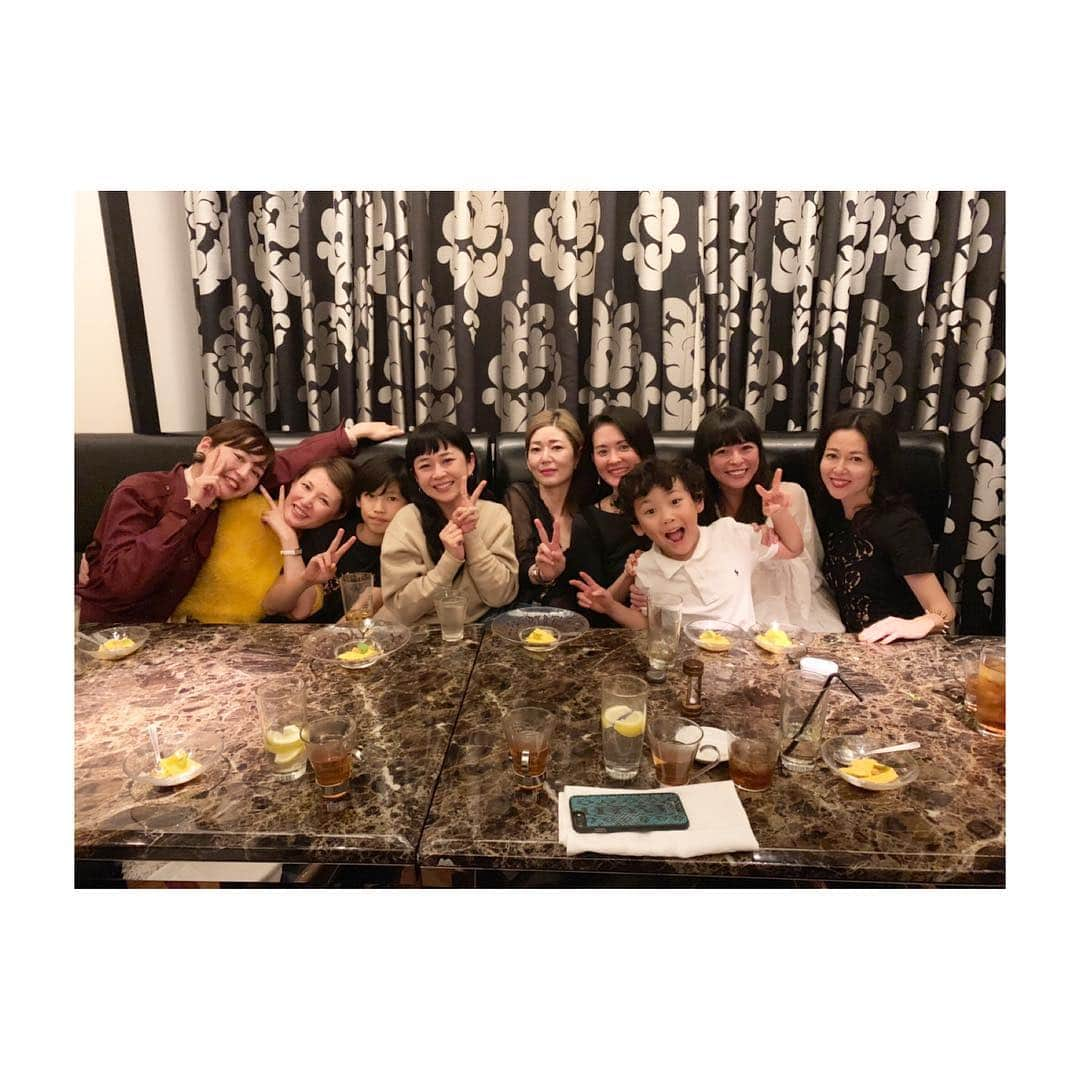 YOPPYさんのインスタグラム写真 - (YOPPYInstagram)「. 先日合同お誕生日会をしていただきました 娘を産んでから 初めての 会っ！ もぅ なんとも言えない 幸せな時間 .  美魔女軍団の皆様ありがとうございました！ 妊娠発覚後から 出産し 美魔女軍団のお誕生日会も 全部 不参加だった私  そんな私の為に この様なステキな会をしていただき感謝です 娘も8ヶ月になり 私も少しづつ 余裕が出てきたのかなぁ ぁぁ と  でもレストラン着いて みんながベビーも参加すると思っていたみたいで  レストランのスタッフさんに ベビーが来るからと 事前に準備までしてくれていて なんか もぅ 本当に愛されてると 実感 本当に感謝でしかありません  そして 公久さん 娘と犬とお父さんきり の家 守っていただきありがとうございました」11月9日 22時47分 - yoyoyopico