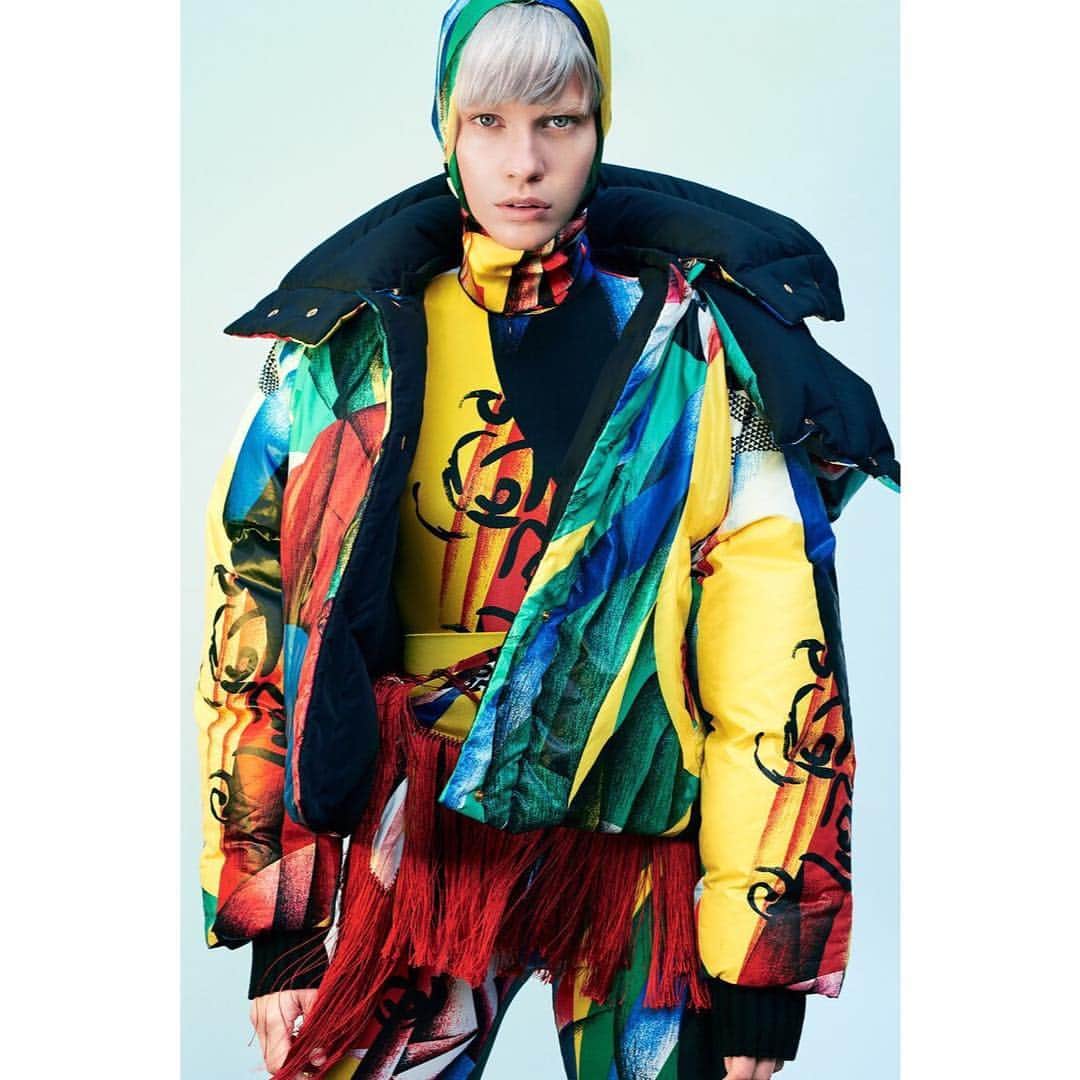 Kris Gottschalkのインスタグラム：「My kind of fashion - Colors !!! 💛💚💙💜 @versace @voguegermany  it’s the people I work with who I owe everything to... thank you guys @arminmorbach @iconic_mgmt @stellihair @nadinebauer @lynnsstyle @ninaparkbeauty」