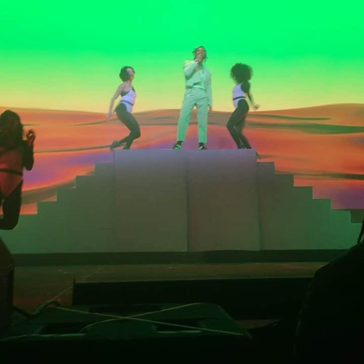 ミゲルのインスタグラム：「Not sure how I managed to capture this.... because I was dancing my ass off. Another one of my favorites. Perfect Friday pick me up!!! @miguel #miguel #miguelunlimited #migueljontelpimentel #girlwiththewildhearttee」