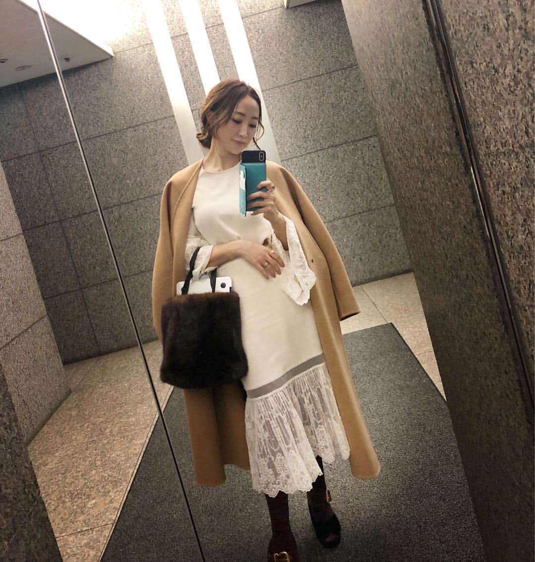 神崎恵さんのインスタグラム写真 - (神崎恵Instagram)「今日もお疲れさまでした。 雨のどんよりな空の下でくすまないよう、今日はやわらかな色の服で。 白とアイボリーの中間。 顔の上も同じくベージュトーンで。 今日は、お仕事や新作発表会で、大好きな方々にお会いでき嬉しい日でした😌 #雨の日はやわらかな色 #outerwear #drawer  #hair #naturalwave #beige #White #ivory  #setup #stellamccartney」11月9日 23時31分 - megumi_kanzaki