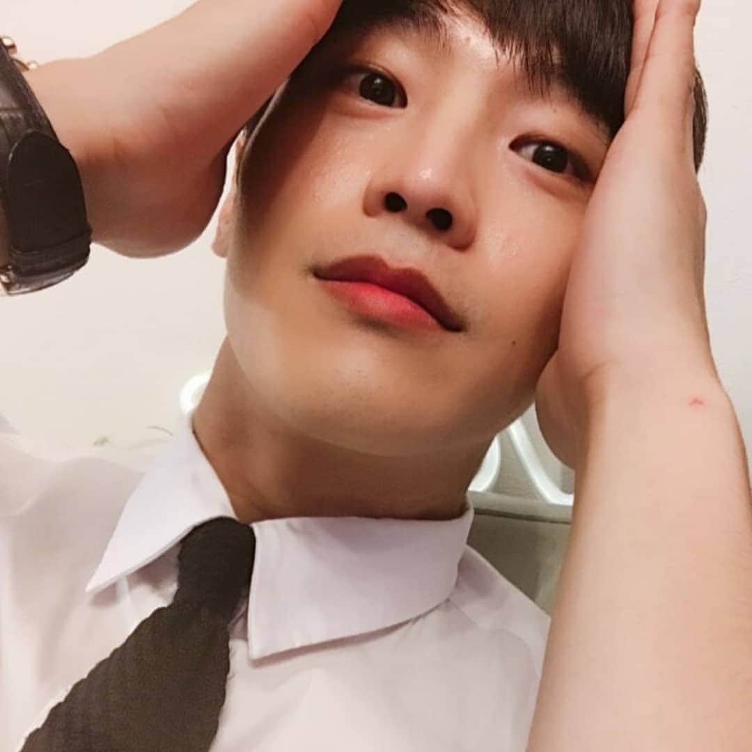 のインスタグラム：「. 머리눌렀졍... 얼굴도눌렀졍... 좋아요눌러졍...」