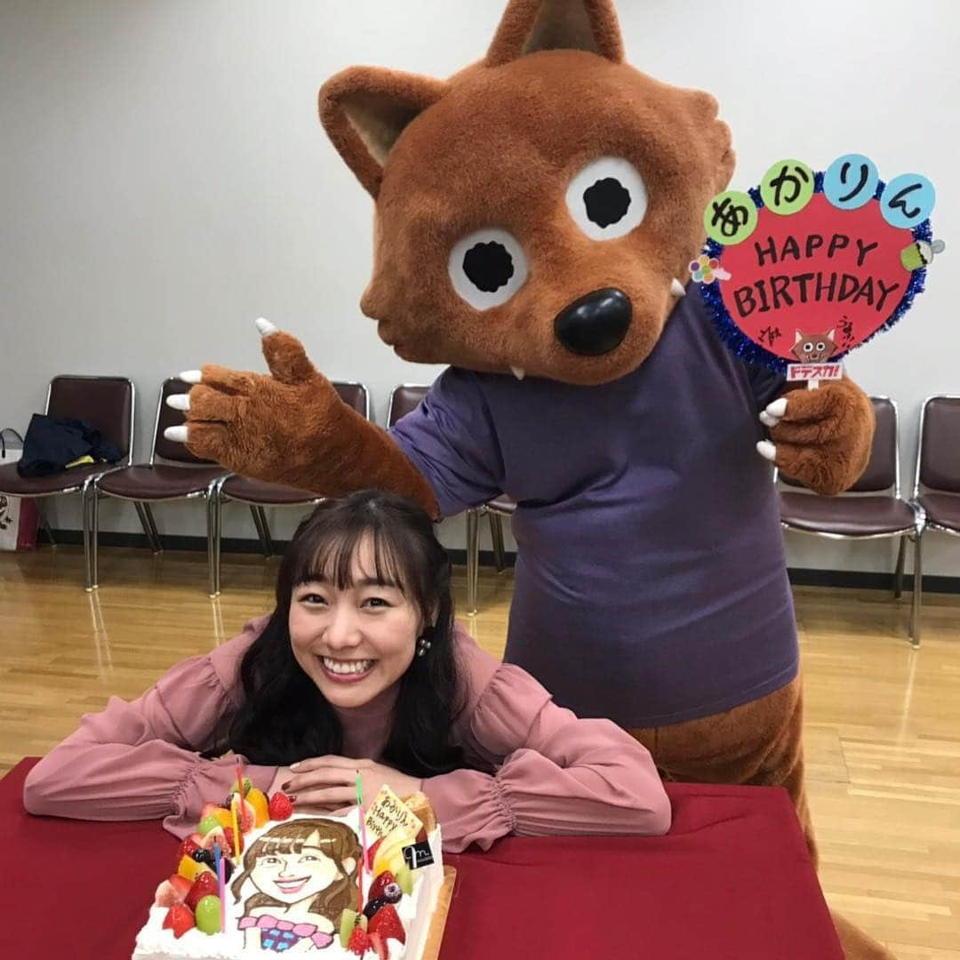 須田亜香里さんのインスタグラム写真 - (須田亜香里Instagram)「11月1日(木) #ドデスカ  木曜レギュラーになって約一年。 こんなに皆様と同じ輪の中で一緒に笑顔になれていることが幸せ。 CHICCAは徳重アナからリップとグロス💄 上坂アナからはお得意の年齢イジリが温かいメッセージカードと入浴剤🛁 山田美保子さんからのプレゼントでは憧れのFENDIデビュー😍 靴下はドデスカの日朝3時半にお迎えに来てくださるタクシーの運転手さんから🚕 イチゴのDARSは開けると「ハッピーDARSデー」って書いてあるからと、スタッフさんが🍓 誕生日プレゼント！と見せかけてエクアドルのお土産のチョコレート！スタッフさんがくれたよ🍫🇪🇨 #birthdaycake #似顔絵ケーキ #birthdaypresent #主役ワンピ」11月10日 0時19分 - akarisuda