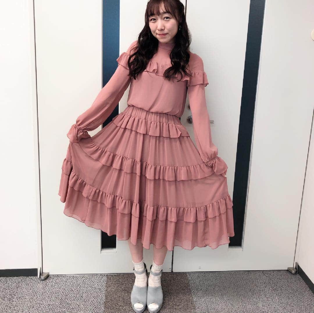 須田亜香里さんのインスタグラム写真 - (須田亜香里Instagram)「11月1日(木) #ドデスカ  木曜レギュラーになって約一年。 こんなに皆様と同じ輪の中で一緒に笑顔になれていることが幸せ。 CHICCAは徳重アナからリップとグロス💄 上坂アナからはお得意の年齢イジリが温かいメッセージカードと入浴剤🛁 山田美保子さんからのプレゼントでは憧れのFENDIデビュー😍 靴下はドデスカの日朝3時半にお迎えに来てくださるタクシーの運転手さんから🚕 イチゴのDARSは開けると「ハッピーDARSデー」って書いてあるからと、スタッフさんが🍓 誕生日プレゼント！と見せかけてエクアドルのお土産のチョコレート！スタッフさんがくれたよ🍫🇪🇨 #birthdaycake #似顔絵ケーキ #birthdaypresent #主役ワンピ」11月10日 0時19分 - akarisuda