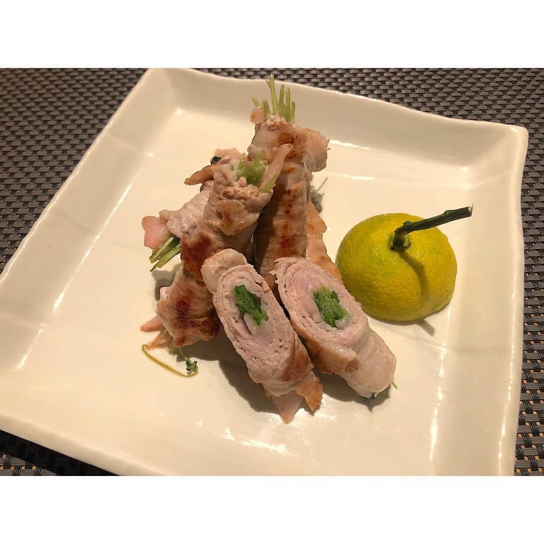竹内夏紀のインスタグラム：「豚ロースの薄切りに新生姜と豆苗を巻いて塩胡椒をして焼きました！ 仕上げにこんにちは料理酒をちょこっとかけて蒸しました(^O^) #JKなつ弁 #クッキングラム #デリスタグラム  #深夜食堂 #新生姜 #cookingram #delistagram #cooking #cook #yammy」