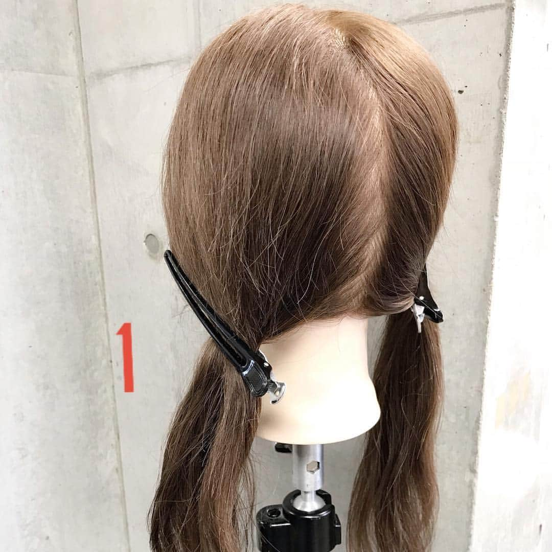 東海林翔太さんのインスタグラム写真 - (東海林翔太Instagram)「簡単で可愛い🎵自分でできるヘアアレンジ✨ ・ ＊2018NEWSTYLE＊ クルリンパ✖️三つ編みで作る冬のおしゃれを楽しむカジュアルアレンジ🎀 ・ ■画像をスライドしてそれぞれの工程を見やすくしました☆ ゴム4本ピン2本 1.左右2つに分けます 2.左から一つに結び耳後ろでクルリンパ 3.右も同様にクルリンパ。※左右適度にほぐします。 4.２つの毛束を襟足で１つに結ぶ 5.毛束を三つ編みして毛先をゴムで留めます Fin.外巻きにくるくるしながら、襟足付近でピンで2箇所とめて、おくれ毛を巻いて、全体をほぐしたら完成🎀 ・ ・ 吉祥寺 LinobyU-REALM リノバイユーレルム 📞0422272131 東海林翔太 ★ご予約はDMからも気軽にお待ちしてます★」11月10日 0時49分 - shotarange