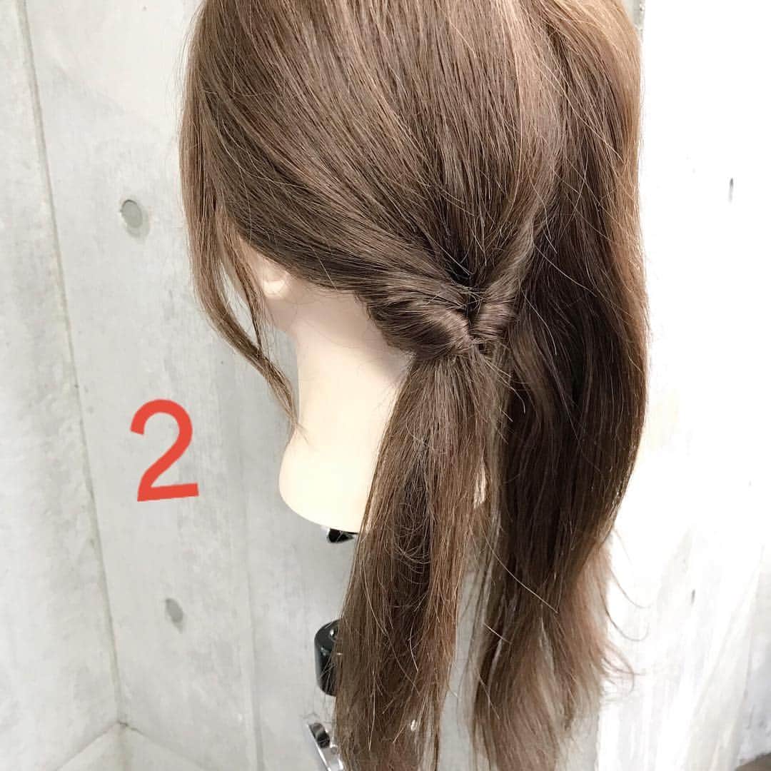 東海林翔太さんのインスタグラム写真 - (東海林翔太Instagram)「簡単で可愛い🎵自分でできるヘアアレンジ✨ ・ ＊2018NEWSTYLE＊ クルリンパ✖️三つ編みで作る冬のおしゃれを楽しむカジュアルアレンジ🎀 ・ ■画像をスライドしてそれぞれの工程を見やすくしました☆ ゴム4本ピン2本 1.左右2つに分けます 2.左から一つに結び耳後ろでクルリンパ 3.右も同様にクルリンパ。※左右適度にほぐします。 4.２つの毛束を襟足で１つに結ぶ 5.毛束を三つ編みして毛先をゴムで留めます Fin.外巻きにくるくるしながら、襟足付近でピンで2箇所とめて、おくれ毛を巻いて、全体をほぐしたら完成🎀 ・ ・ 吉祥寺 LinobyU-REALM リノバイユーレルム 📞0422272131 東海林翔太 ★ご予約はDMからも気軽にお待ちしてます★」11月10日 0時49分 - shotarange