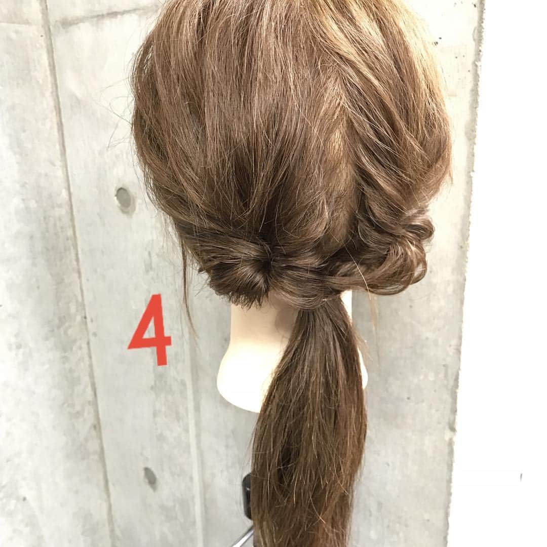 東海林翔太さんのインスタグラム写真 - (東海林翔太Instagram)「簡単で可愛い🎵自分でできるヘアアレンジ✨ ・ ＊2018NEWSTYLE＊ クルリンパ✖️三つ編みで作る冬のおしゃれを楽しむカジュアルアレンジ🎀 ・ ■画像をスライドしてそれぞれの工程を見やすくしました☆ ゴム4本ピン2本 1.左右2つに分けます 2.左から一つに結び耳後ろでクルリンパ 3.右も同様にクルリンパ。※左右適度にほぐします。 4.２つの毛束を襟足で１つに結ぶ 5.毛束を三つ編みして毛先をゴムで留めます Fin.外巻きにくるくるしながら、襟足付近でピンで2箇所とめて、おくれ毛を巻いて、全体をほぐしたら完成🎀 ・ ・ 吉祥寺 LinobyU-REALM リノバイユーレルム 📞0422272131 東海林翔太 ★ご予約はDMからも気軽にお待ちしてます★」11月10日 0時49分 - shotarange