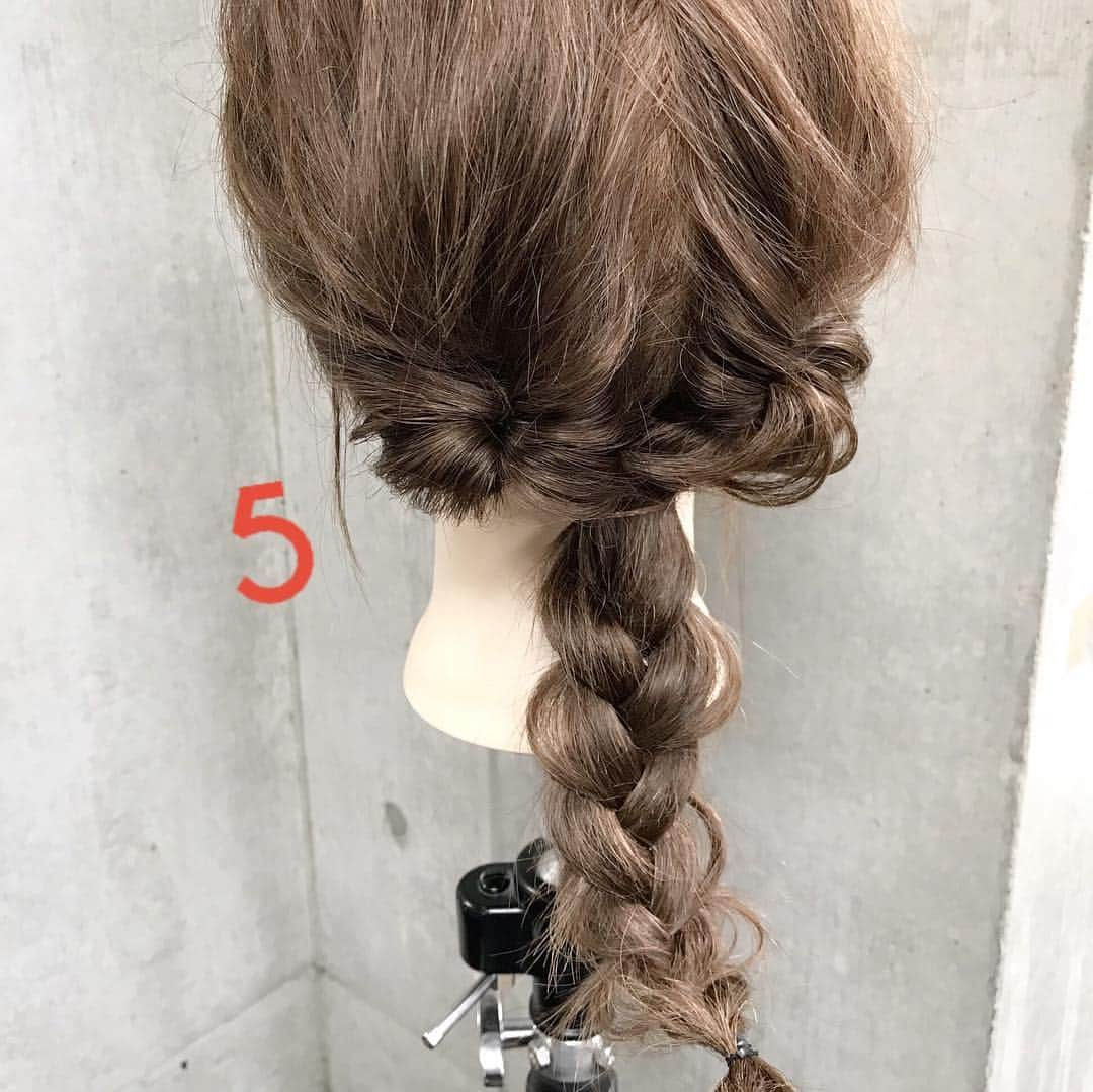 東海林翔太さんのインスタグラム写真 - (東海林翔太Instagram)「簡単で可愛い🎵自分でできるヘアアレンジ✨ ・ ＊2018NEWSTYLE＊ クルリンパ✖️三つ編みで作る冬のおしゃれを楽しむカジュアルアレンジ🎀 ・ ■画像をスライドしてそれぞれの工程を見やすくしました☆ ゴム4本ピン2本 1.左右2つに分けます 2.左から一つに結び耳後ろでクルリンパ 3.右も同様にクルリンパ。※左右適度にほぐします。 4.２つの毛束を襟足で１つに結ぶ 5.毛束を三つ編みして毛先をゴムで留めます Fin.外巻きにくるくるしながら、襟足付近でピンで2箇所とめて、おくれ毛を巻いて、全体をほぐしたら完成🎀 ・ ・ 吉祥寺 LinobyU-REALM リノバイユーレルム 📞0422272131 東海林翔太 ★ご予約はDMからも気軽にお待ちしてます★」11月10日 0時49分 - shotarange