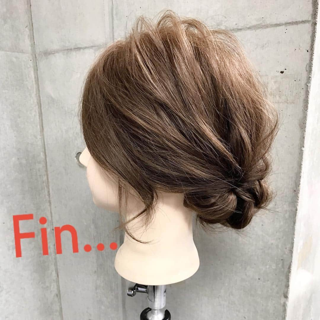 東海林翔太さんのインスタグラム写真 - (東海林翔太Instagram)「簡単で可愛い🎵自分でできるヘアアレンジ✨ ・ ＊2018NEWSTYLE＊ クルリンパ✖️三つ編みで作る冬のおしゃれを楽しむカジュアルアレンジ🎀 ・ ■画像をスライドしてそれぞれの工程を見やすくしました☆ ゴム4本ピン2本 1.左右2つに分けます 2.左から一つに結び耳後ろでクルリンパ 3.右も同様にクルリンパ。※左右適度にほぐします。 4.２つの毛束を襟足で１つに結ぶ 5.毛束を三つ編みして毛先をゴムで留めます Fin.外巻きにくるくるしながら、襟足付近でピンで2箇所とめて、おくれ毛を巻いて、全体をほぐしたら完成🎀 ・ ・ 吉祥寺 LinobyU-REALM リノバイユーレルム 📞0422272131 東海林翔太 ★ご予約はDMからも気軽にお待ちしてます★」11月10日 0時49分 - shotarange