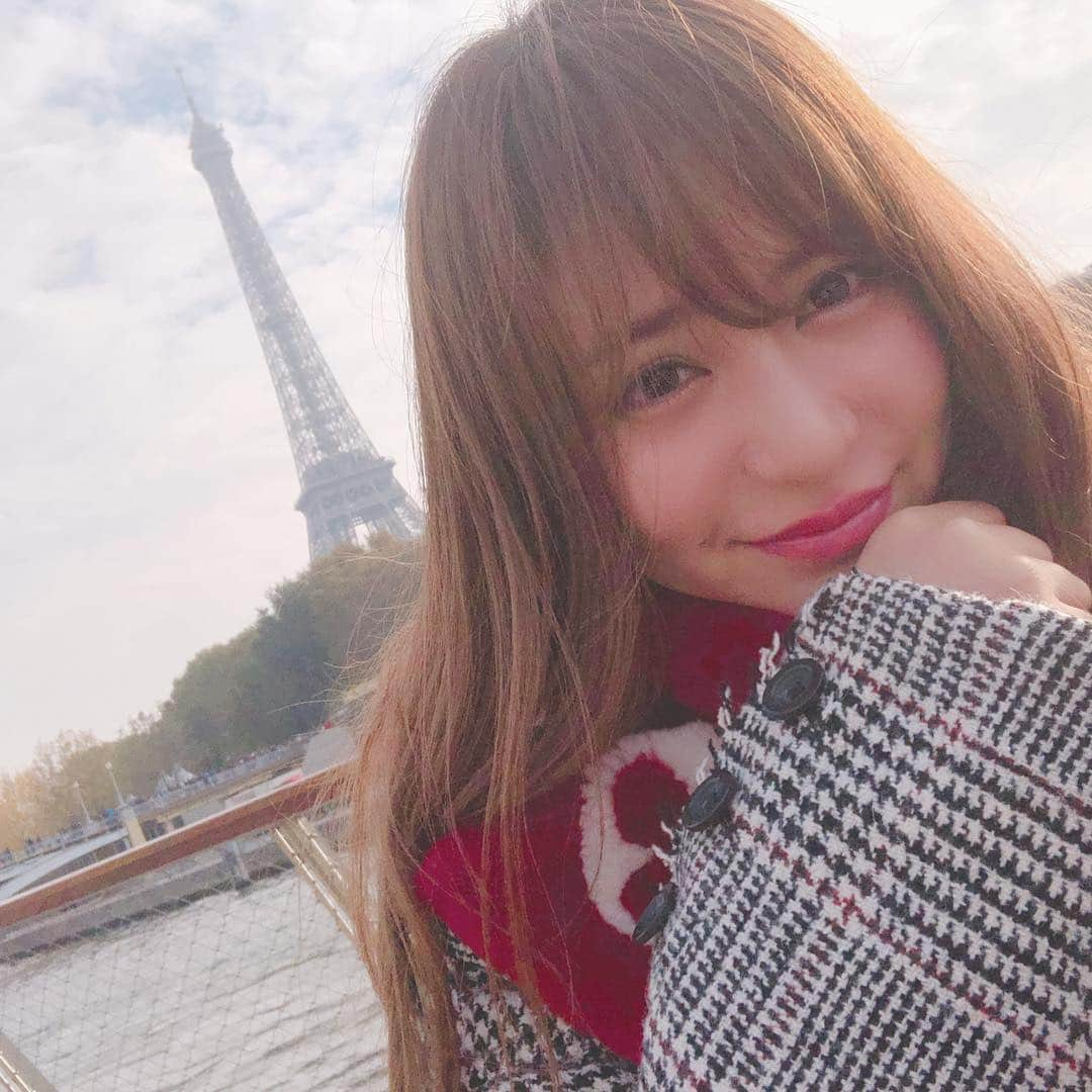 河西智美さんのインスタグラム写真 - (河西智美Instagram)「早起きして、ゆっくり準備して ゆっくりご飯食べて ゆっくり電車にのって めちゃくちゃダッシュして← 汗だくになりながら 無事にクルージング？乗れました👼笑 . . 基本的に6枚目のこの4人で行動してました❤️ 一生ふざけてるからずっと笑ってたし なんならこの私が一番無口かと思うほど みんなパワフルでおしゃべり大好きで この4人で観光できたことがまず最高でした❤️ . 3人が茶番劇シリーズの動画(これは未公開映像❌)を撮影してるあいだ しれっと自撮りと風景に黄昏ていました👸笑 自由なあつまり最高🙄🔥 . . 5枚目はひめゆりからの付き合いの なつき♡同じムーン役だからなかなか同じステージに立てないけど、また違う作品で絶対一緒にやろうね♡ ひめゆりから私の推しメンだから なつきムーンが見れて幸せでした♡ 今回のパリ研修も同じ部屋で なつきの繊細な部分をたくさん知れて もっと愛しくなりました💓 しっかりものでがんばりやさんで ドジでおバカで可愛くてしょうがないです♡ . .. . 6枚目はももちゃんとさあちゃんと💓 同じ🎵チームで戦った戦友❤️ みんなほんとにネジ外れまくりで いっぱいガールズトークして 思い出いっぱいです♡ . . いつくになってもセーラームーンが私にたくさんの思い出をくれます。ありがとう。 . . . #eiffeltower#🗼 #パリの思い出」11月10日 1時17分 - chiyu3u