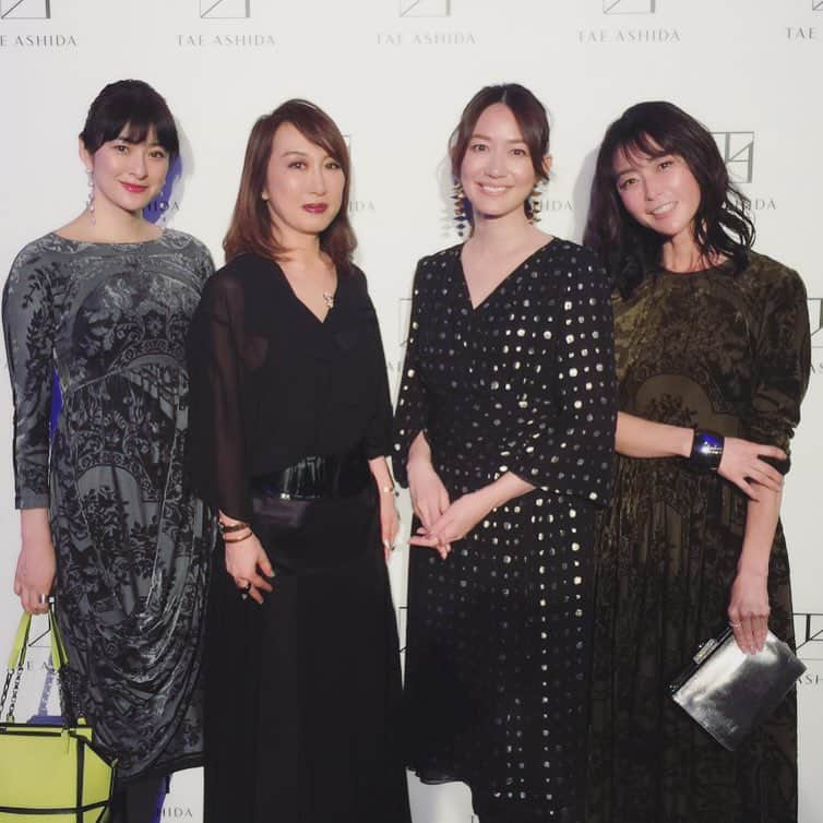 森口瑤子さんのインスタグラム写真 - (森口瑤子Instagram)「. . 昨日はTAE ASHIDAさんの spring summer collection 2019でした。 美術館でのショー✨ 楽しかった〜( 💓∀💓) . #芦田多恵 さん #秋本祐希 ちゃん #松井美緒 ちゃん . #着たい服たくさん #レース #レザー #レザーパッツ #プリントワンピース . #終演後はもちろん #🍷」10月17日 9時06分 - yokomoriguchi_official