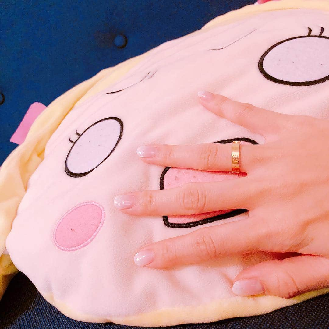 足立梨花さんのインスタグラム写真 - (足立梨花Instagram)「久々ネイルした💅 . あと自分への誕生日プレゼントに指輪買ったの💍 右手の薬指は「直感力と創造力が高まるので、自分らしくより良いものを生み出したいときにぴったりの指」らしいのでお守りとしてずっとはめてます。 最近指輪にハマってて実は付ける位置とか気にしてるんだけど… まぁ、ほんとかわかんないよね笑 . ようは気の持ちよう！てきな？笑 . .  #自分らしさ #指輪 #付ける位置 #意味がある #そらまるさんのラジオで言ってた #指輪事件 #この指輪が原因 #www #ネイル #💅 #まさよさんネイル #グラデーション #シェル #ジェルネイル」10月17日 10時14分 - adacchee