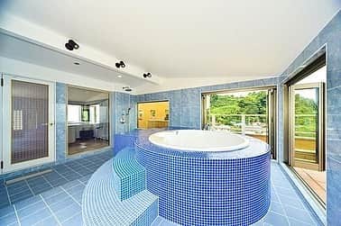 LIFULL HOME'S(ライフルホームズ)公式のインスタグラム：「地中海風のおウチだよっ！オーシャンビューって最高だねっ！インパクトあるお風呂もあるんだっ キラキラした生活が送れそうだね～っ 【神奈川県小田原市】 https://www.homes.co.jp/kodate/b-1255810001970/?cmp_id=001_15109_0006100796&utm_campaign=tw_official&utm_content=001_15109_0006100796&utm_medium=social&utm_source=twitter #ライフルホームズすごいおウチ #ライフルホームズ #LIFULLHOMES #ホームズ #ホームズくん #芸術 #暮らし #住宅 #Living #お風呂 #bath #instagood #間取り #floorplan #JAPAN #gorgeous #design #デザイン #cool #オーシャンビュー #地中海 #戸建 #豪邸 #小田原 #神奈川」
