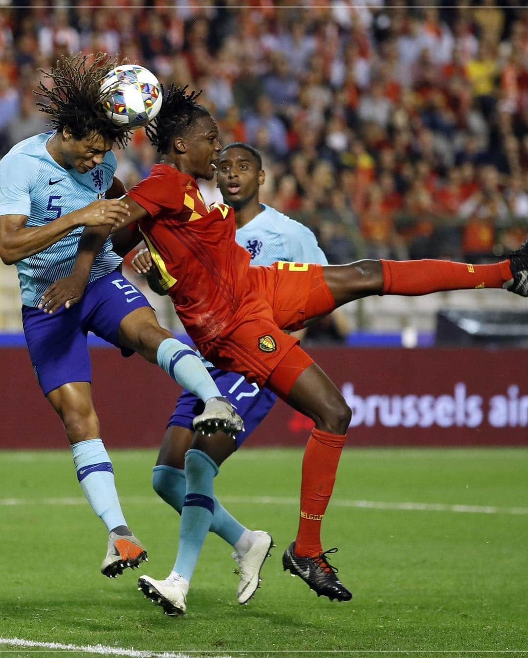 ナタン・アケさんのインスタグラム写真 - (ナタン・アケInstagram)「1-1 Draw against Belgium- good teamwork from everyone!🦁」10月17日 6時42分 - nathanake