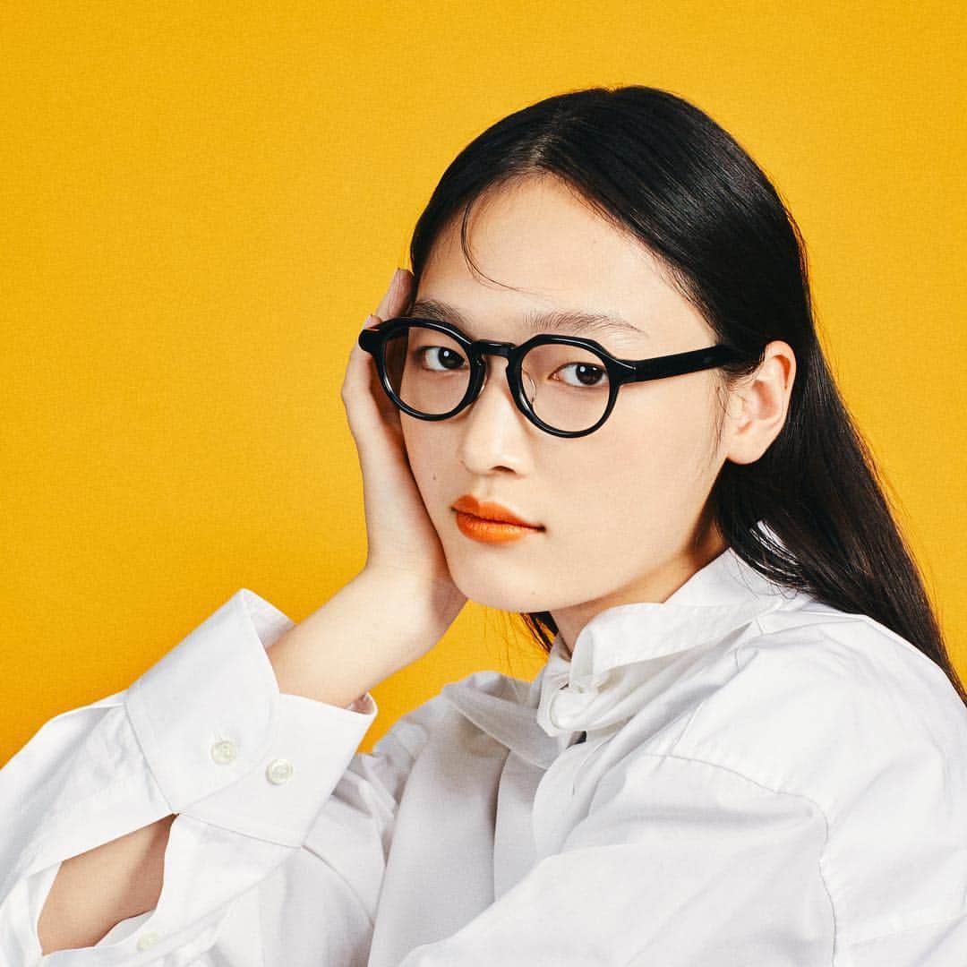 Zoff Officialのインスタグラム：「2018 AUTUMN COLLECTION [MONOTONE] 黒と白の魅力を最大限に引き出したシリーズ。 シャープな印象を与える黒ぶちメガネをプラスしてみませんか？  ZA181036_14E2 ￥5,000（税別）  #Zoff #メガネ #眼鏡 #めがね #eyewear #monotone #fashion」